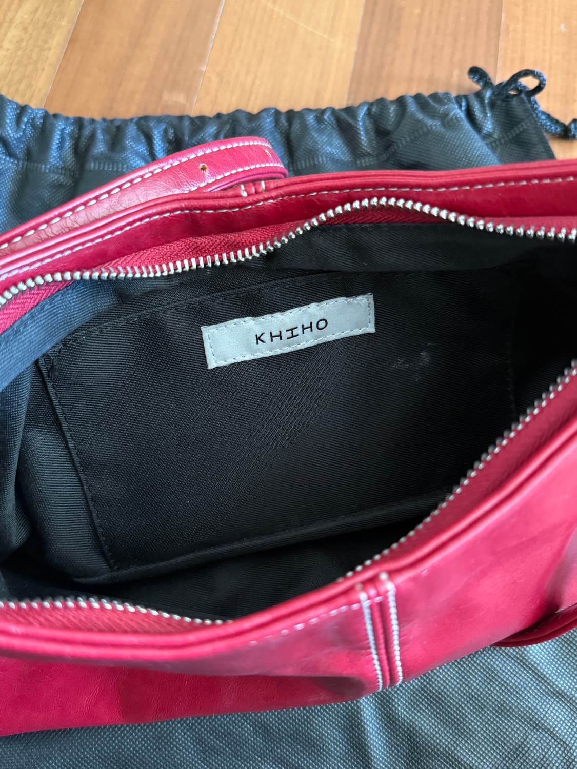 기호 아일렛 디테일 백 레드 숄더백 상품이미지4