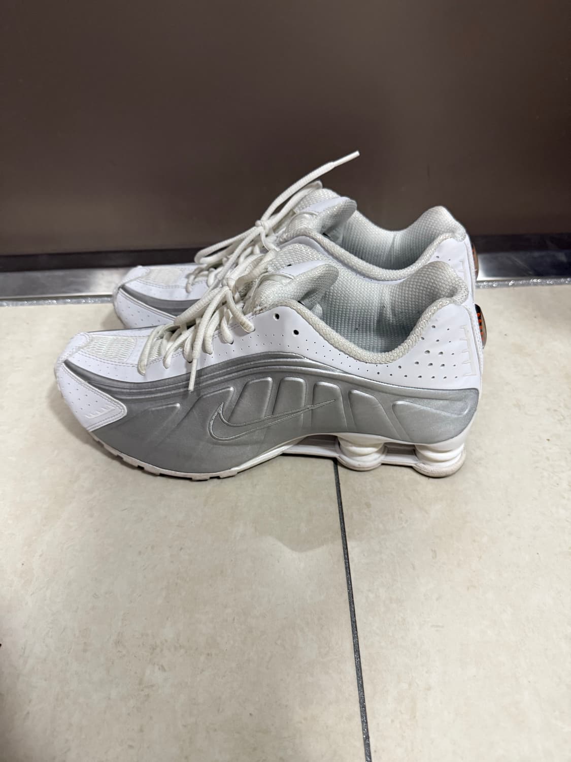나이키 샥스 R4 화이트 메탈릭 실버 판매합니다 상품이미지2
