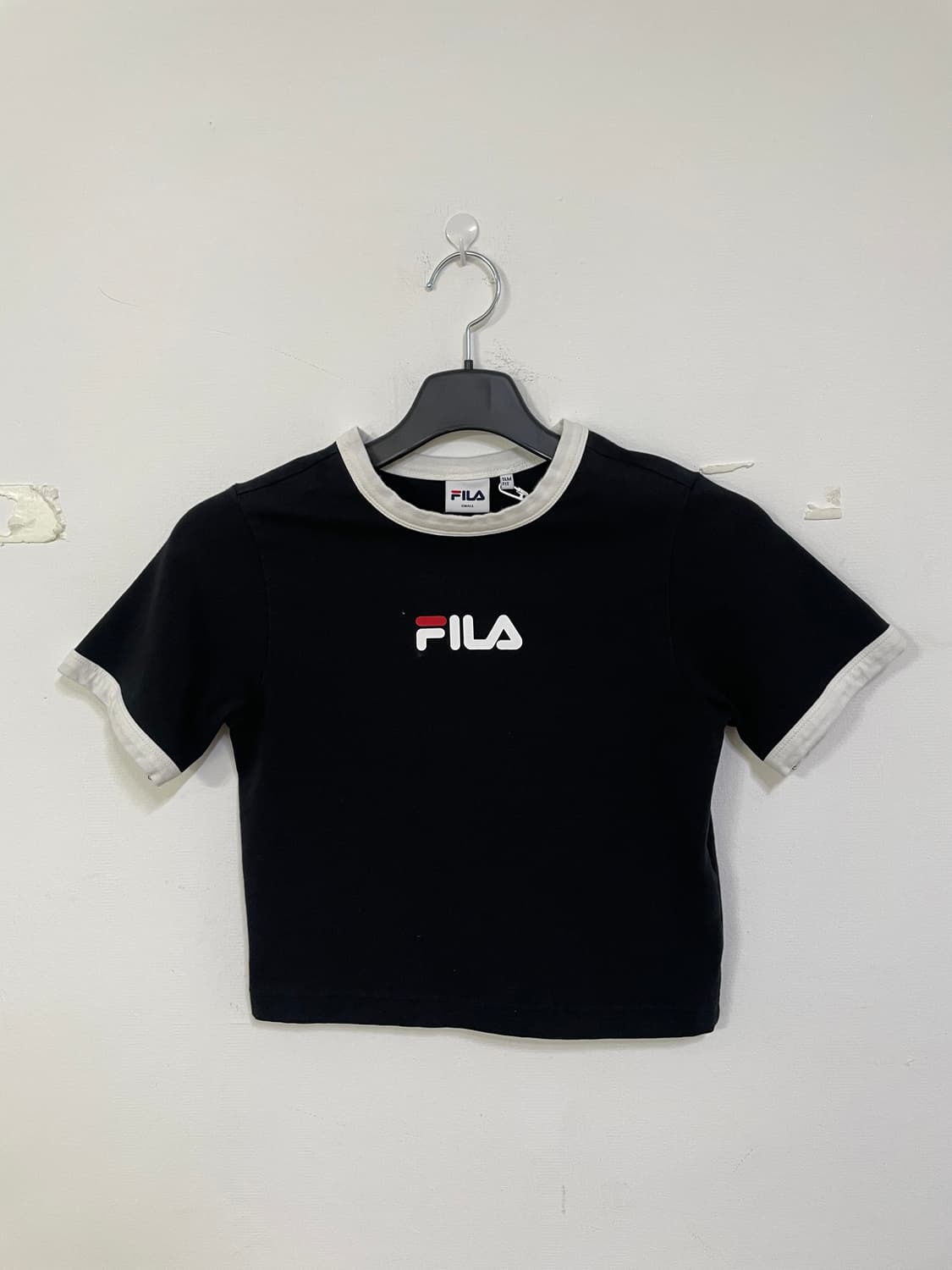 휠라 블랙 크롭 반팔티셔츠 상품이미지2