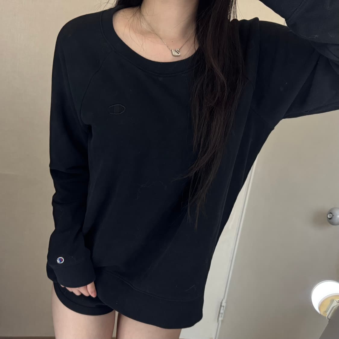 챔피온 로고 블랙 맨투맨 🖤 상품이미지3