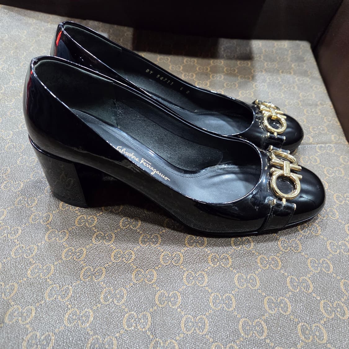페라가모 간치니 골드 펌프스 상품이미지4