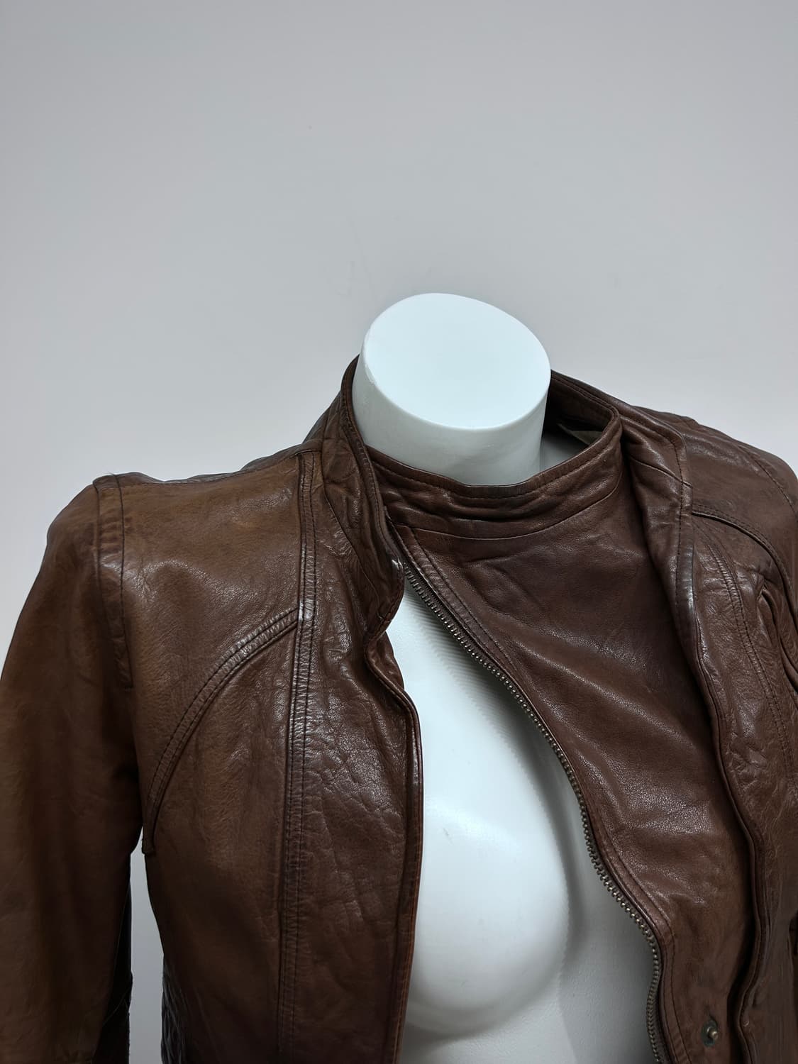 브라운 사선 비대칭 더블 클로징 레더 자켓 상품이미지2