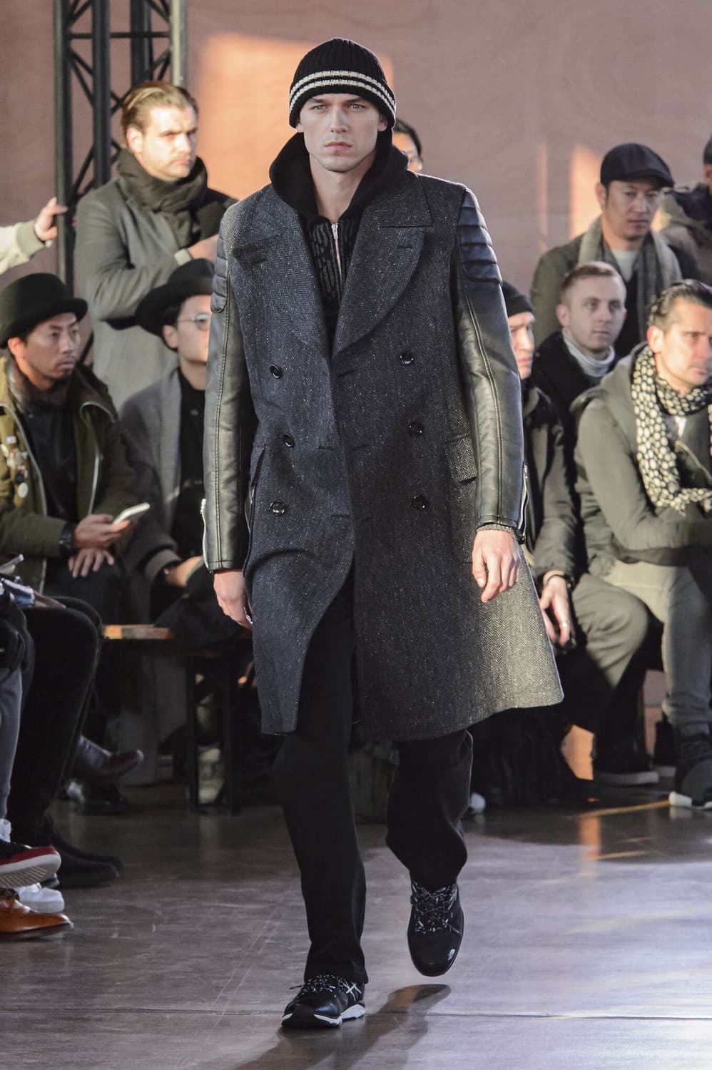 준야 와타나베 맨 17FW 런웨이 암레더 패치 더블 코트 상품이미지6