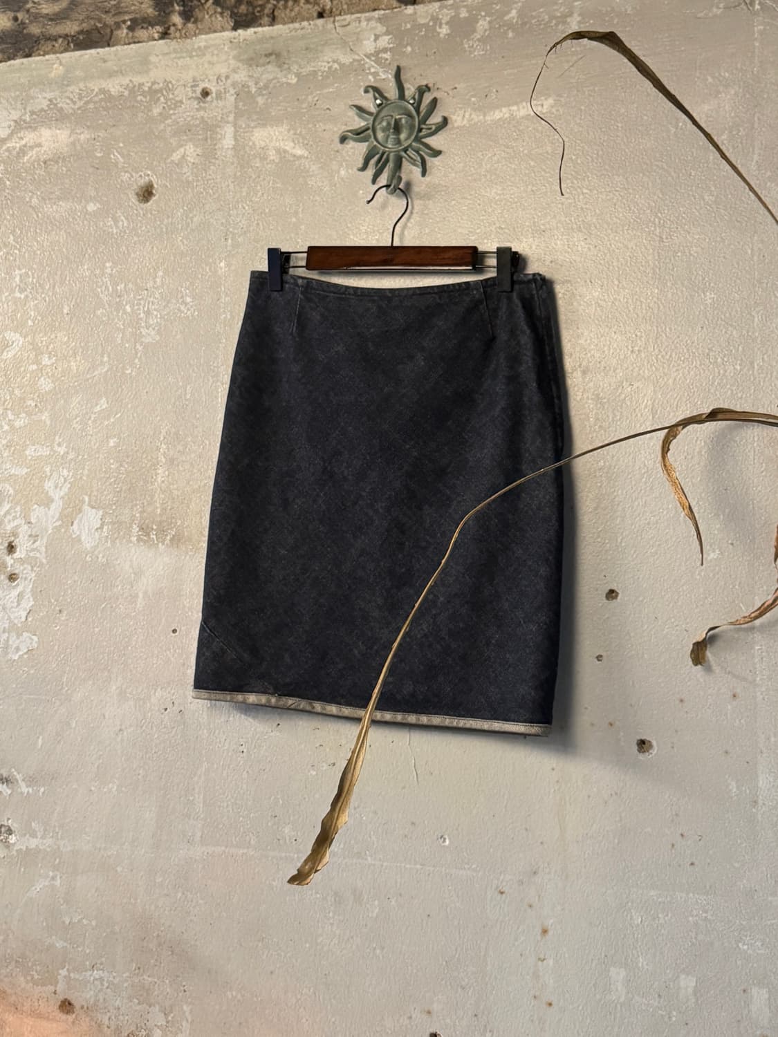 27-28 ) HELMUT LANG Spiral Denim Skirt 상품이미지1