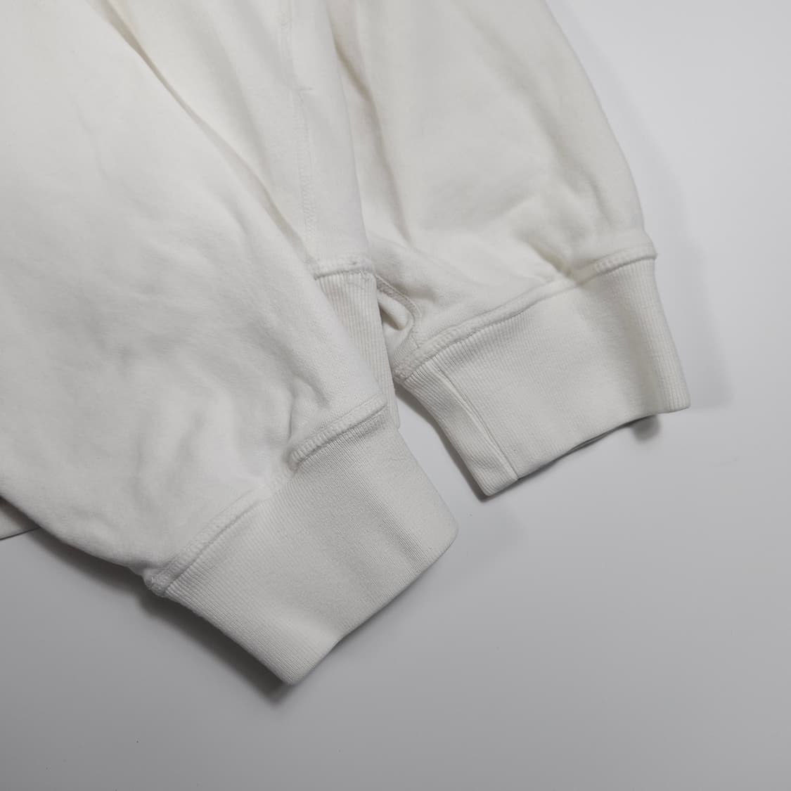 우영미 스퀘어 라벨 화이트 맨투맨  상품이미지7