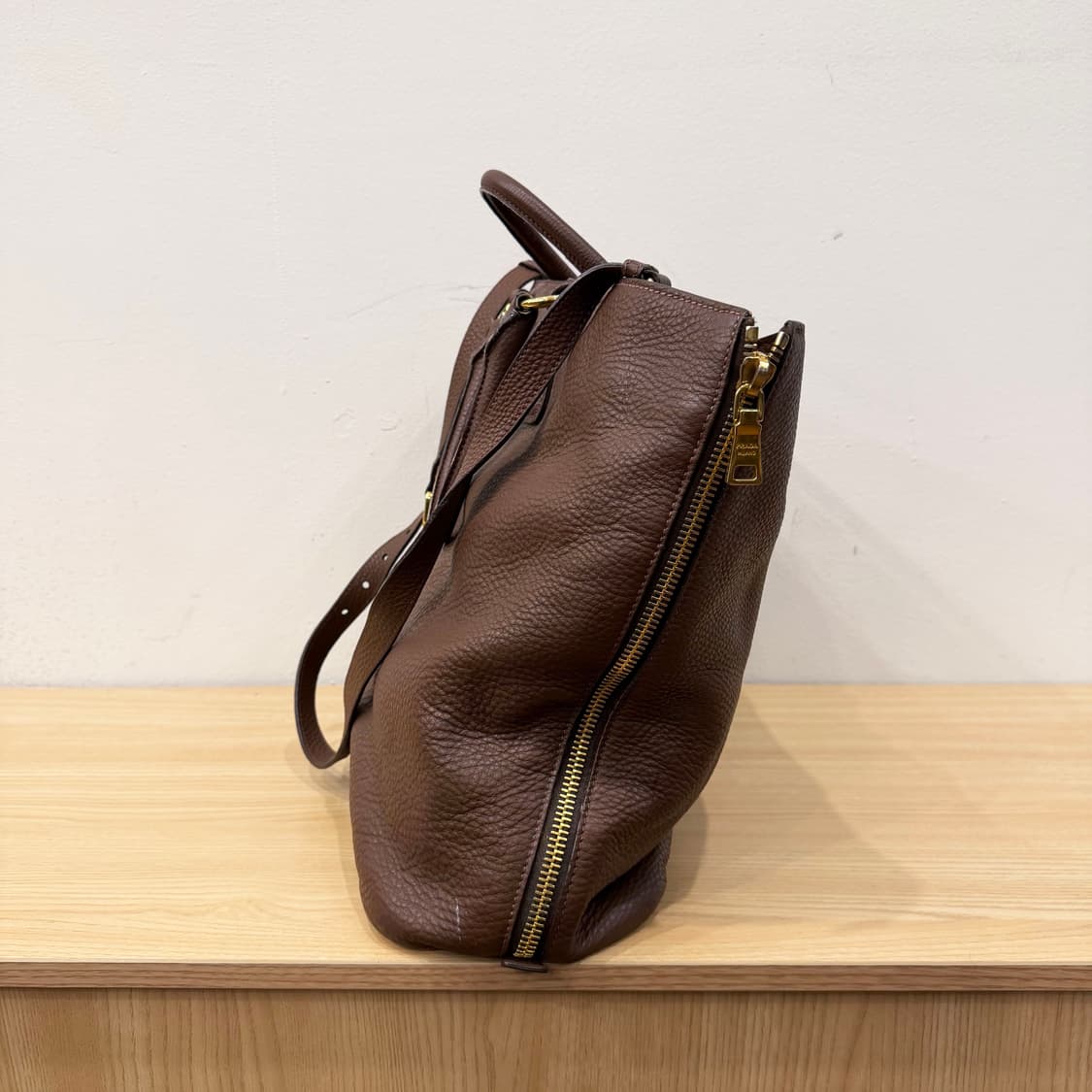 프라다 레더 토트백 골드 로고 더블 핸들 사이드 지퍼 디테일 브라운 상품이미지3