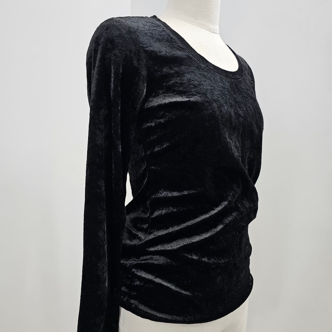 유니클로 블랙 벨벳 긴팔티셔츠 상품이미지2