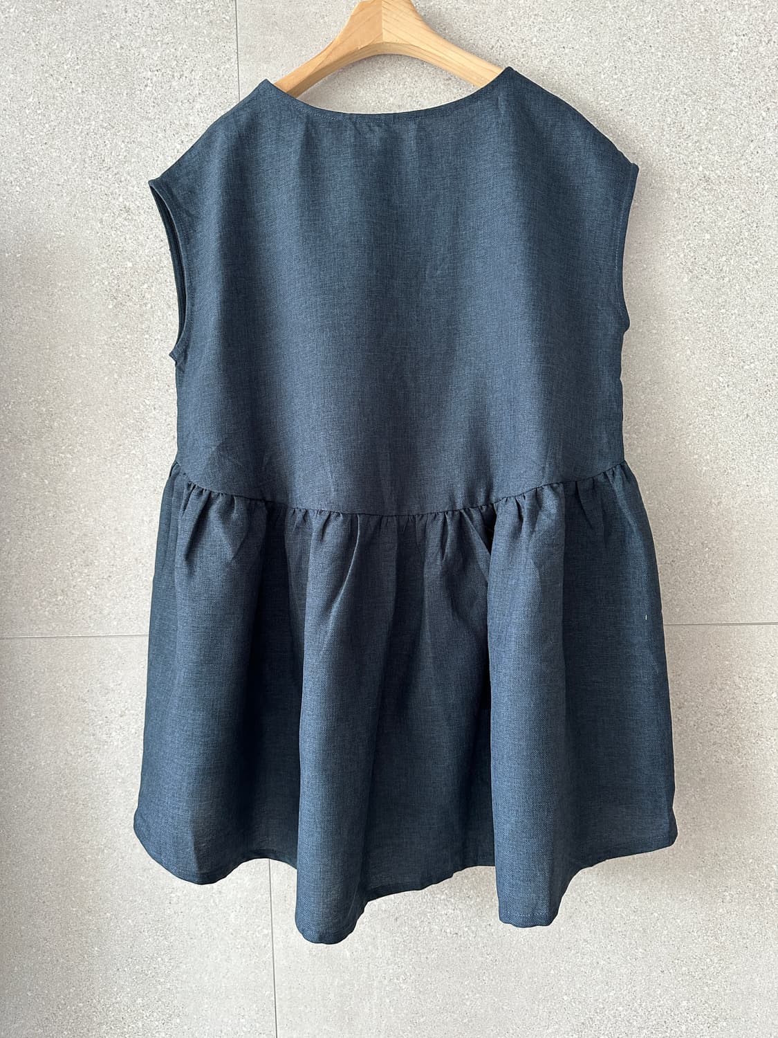 네이비색 언발란스 민소매 블라우스 상품이미지4