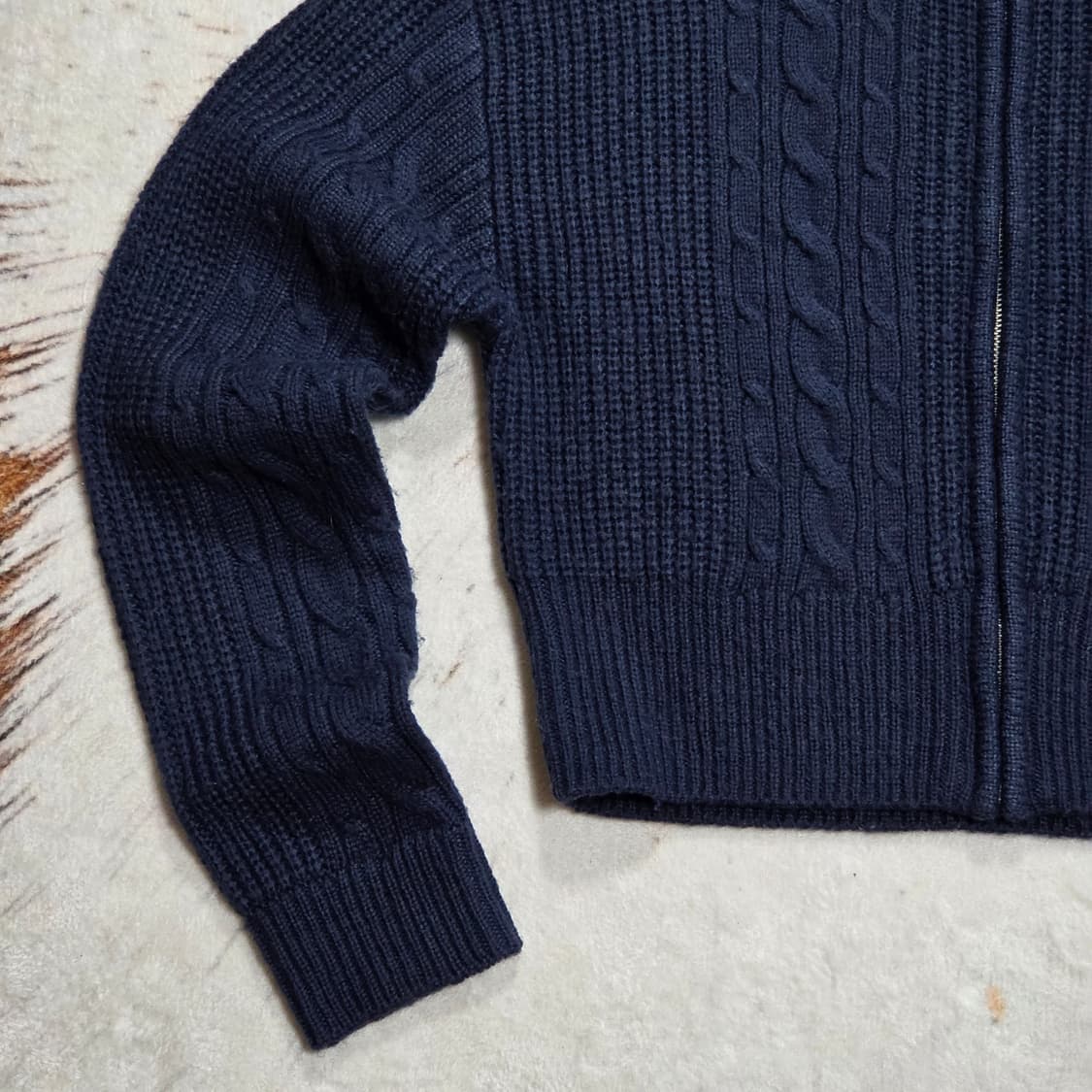 와릿이즌 네이비 크롭 꽈배기 니트집업 상품이미지3