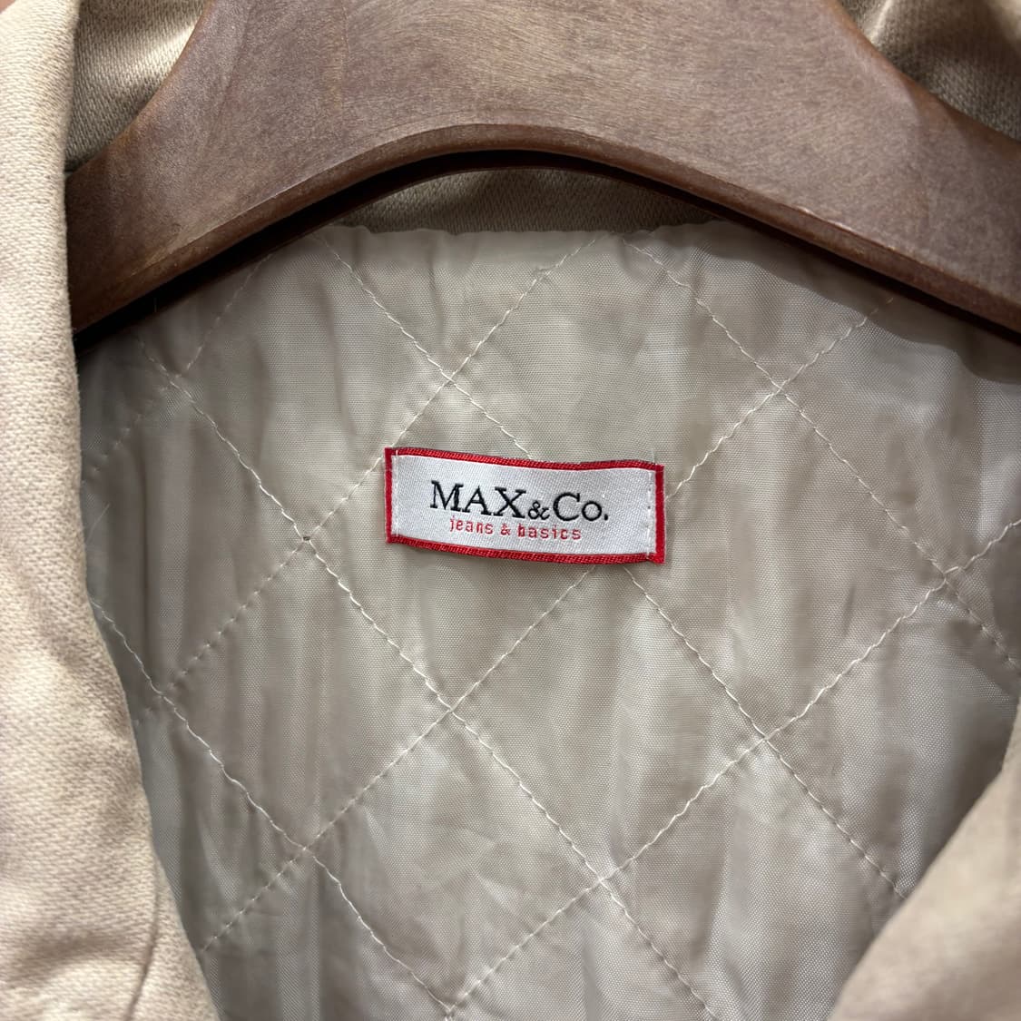 막스앤코 코튼 트러커 자켓 플랩 포켓 버튼 벨트 안감 퀄팅 디테일 베이지 상품이미지6