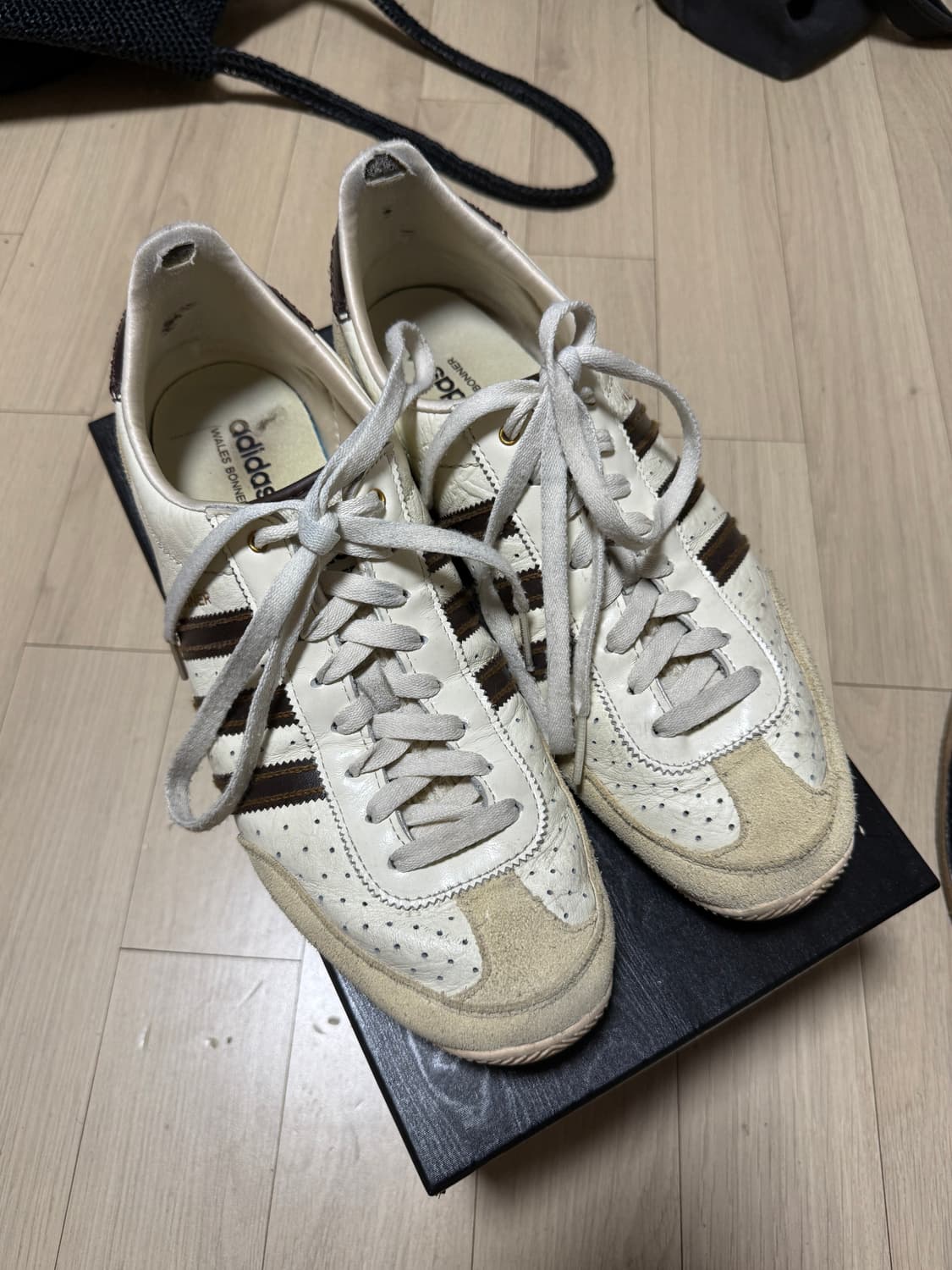 아디다스 웨일즈보너 300 상품이미지1