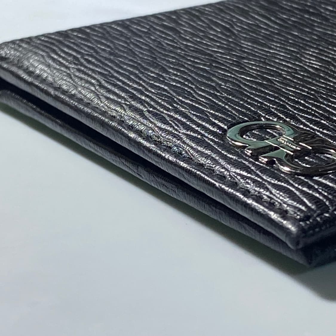 [정품] 페라가모 더블 간치니 헤머드 카프스킨 반지갑 상품이미지3