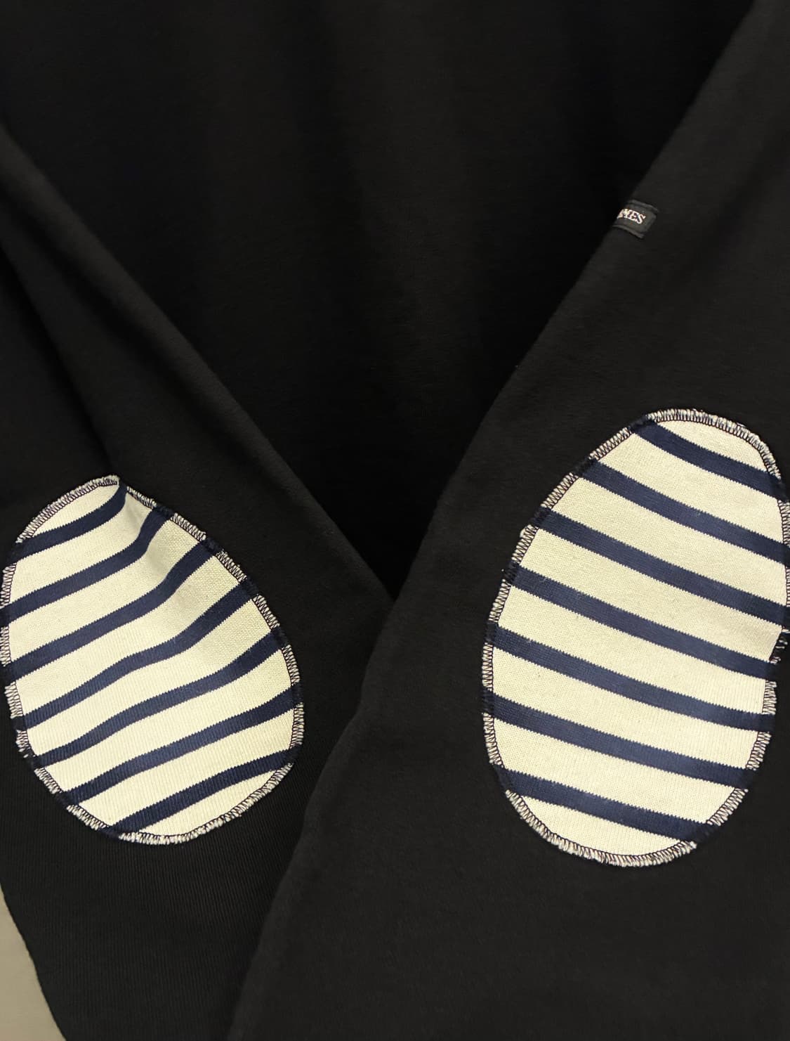 (L)세인트제임스 봉봉 엘보패치 맨투맨 스웻셔츠 블랙 상품이미지5