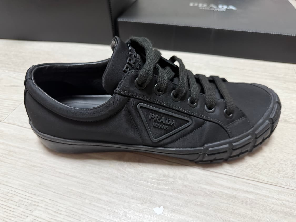     프라다 나일론 개버딘 트라이앵글 로고 스니커즈 상품이미지1