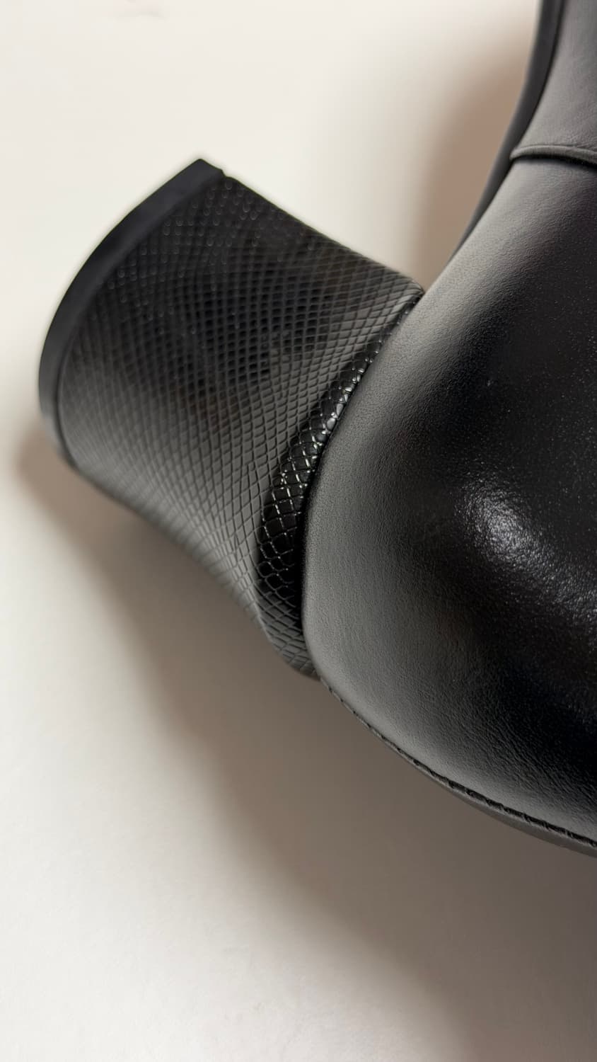 새상품) 펜디 레인보우 스터드 가죽 앵클 부츠 블랙 240mm 상품이미지8