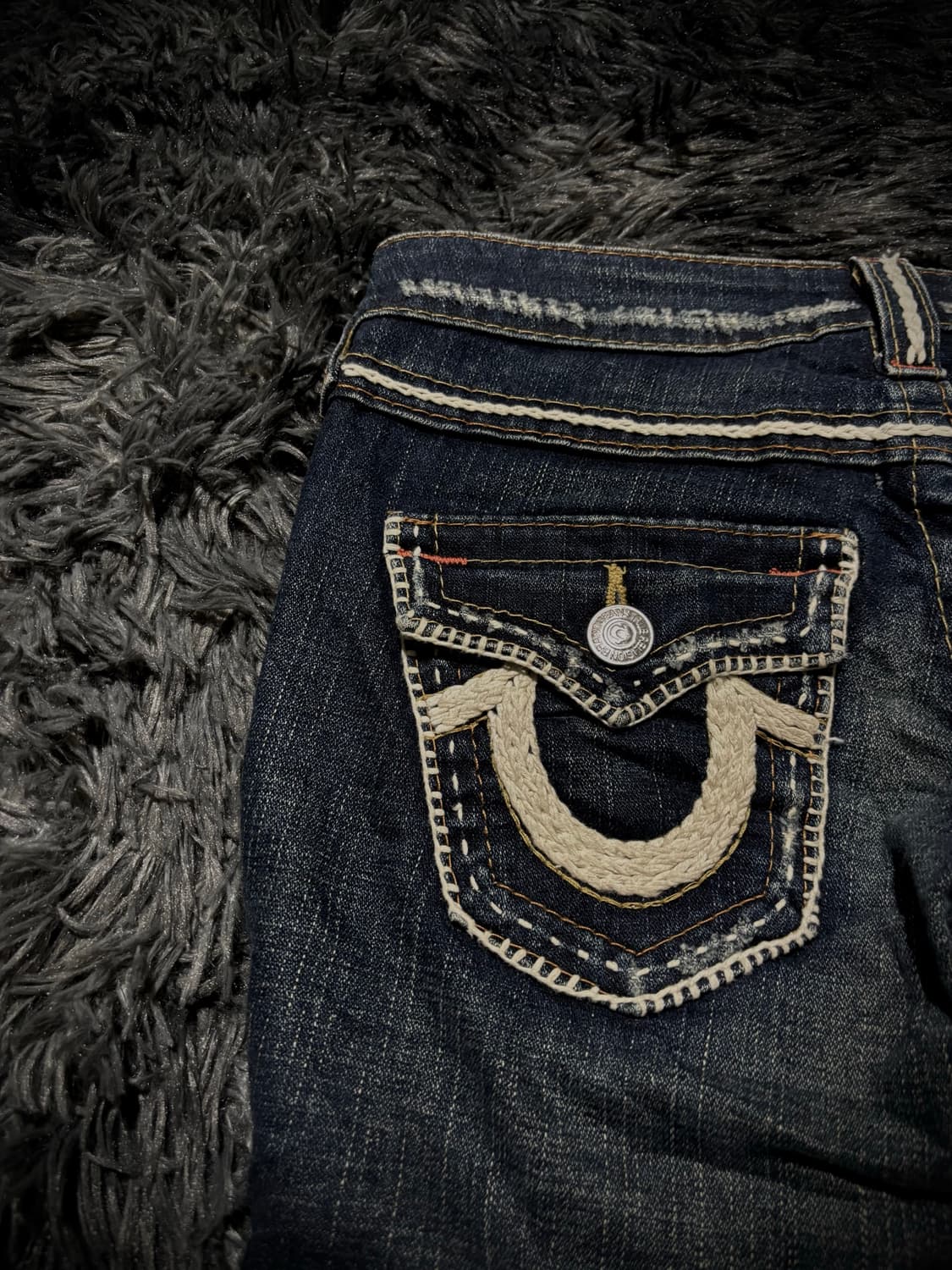True Religion 화이트 스티치 백 포켓 디테일 부츠컷 데님팬츠 상품이미지8
