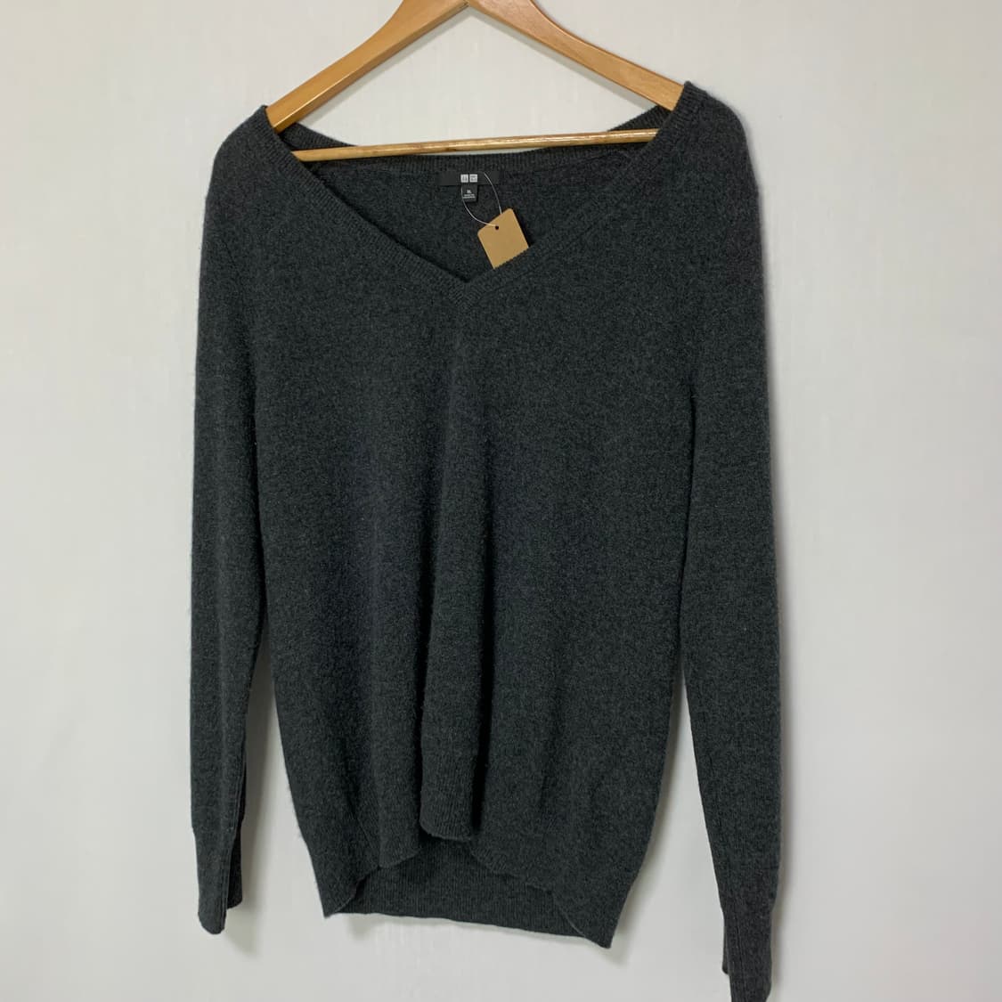 유니클로 캐시미어 100 긴팔 빈티지 브이넥 니트 차콜 XL 상품이미지2