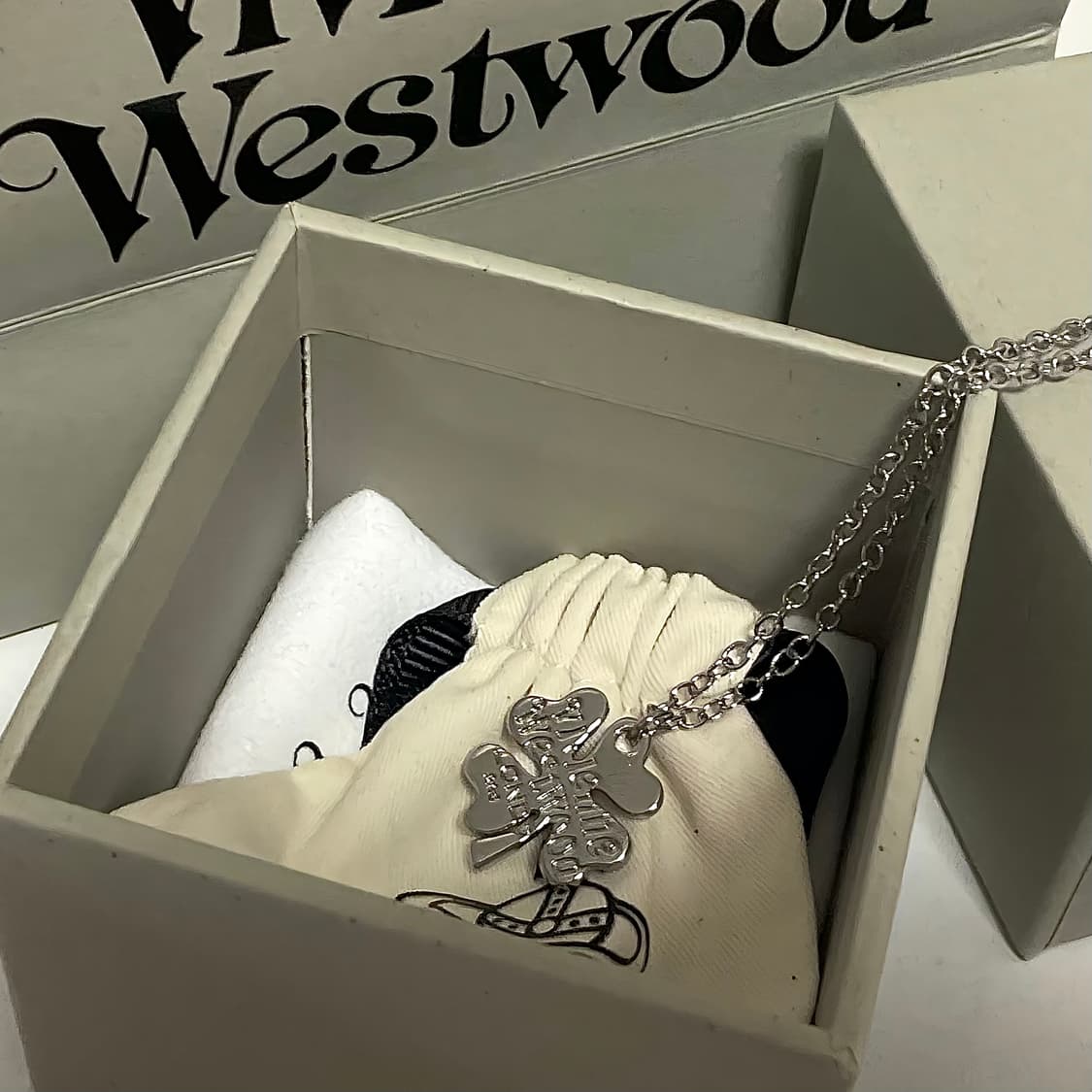 풀박스) 비비안웨스트우드 네잎클로버 펜던트 목걸이 상품이미지2