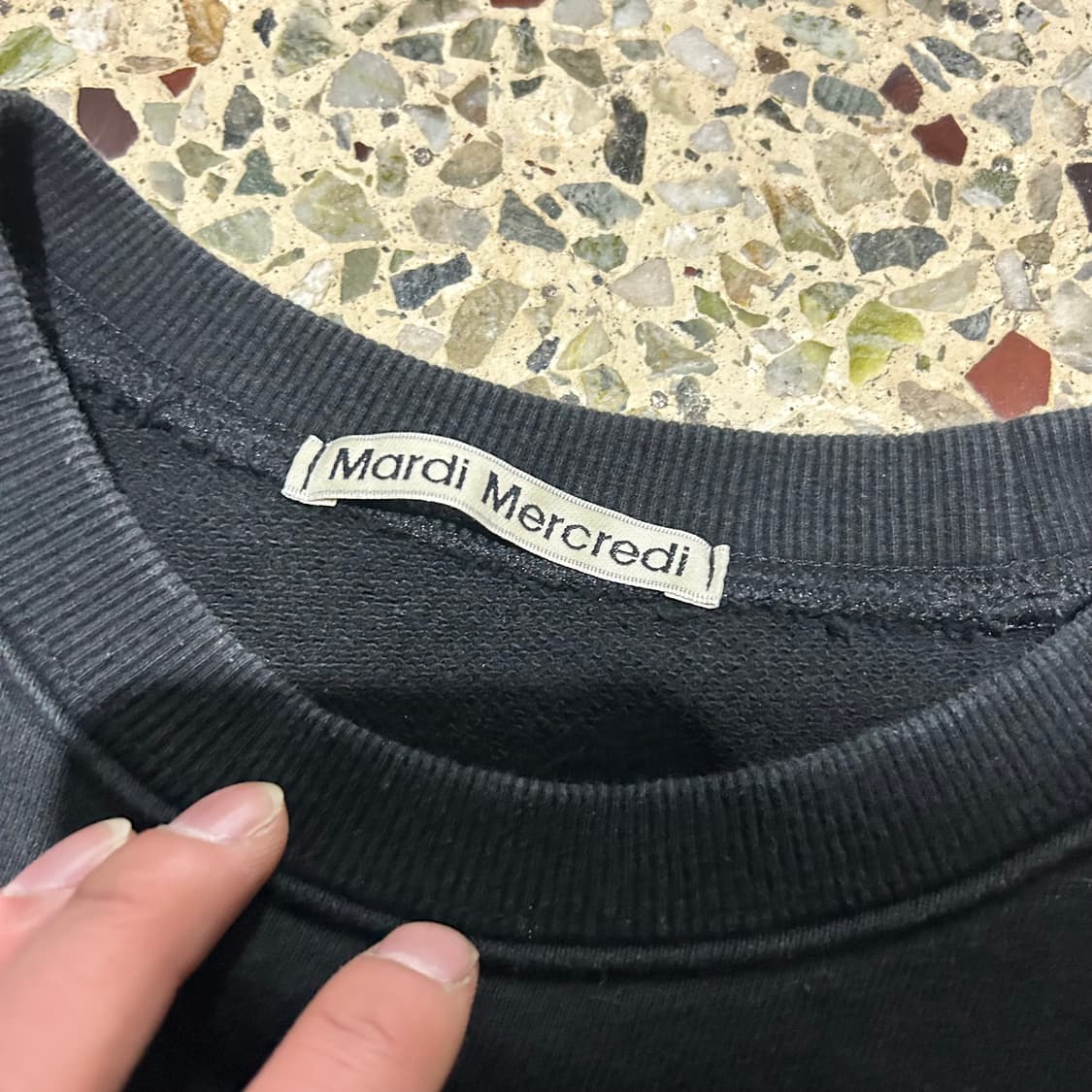 마르디 메크르디 블랙 플라워 맨투맨 상품이미지4