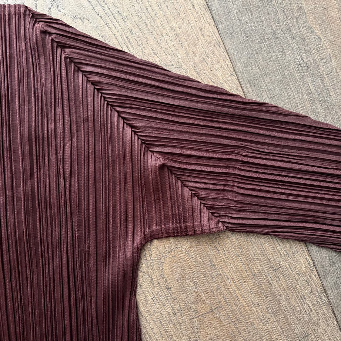 Ruffle Cutoff Detail Pleats Blouse 상품이미지4