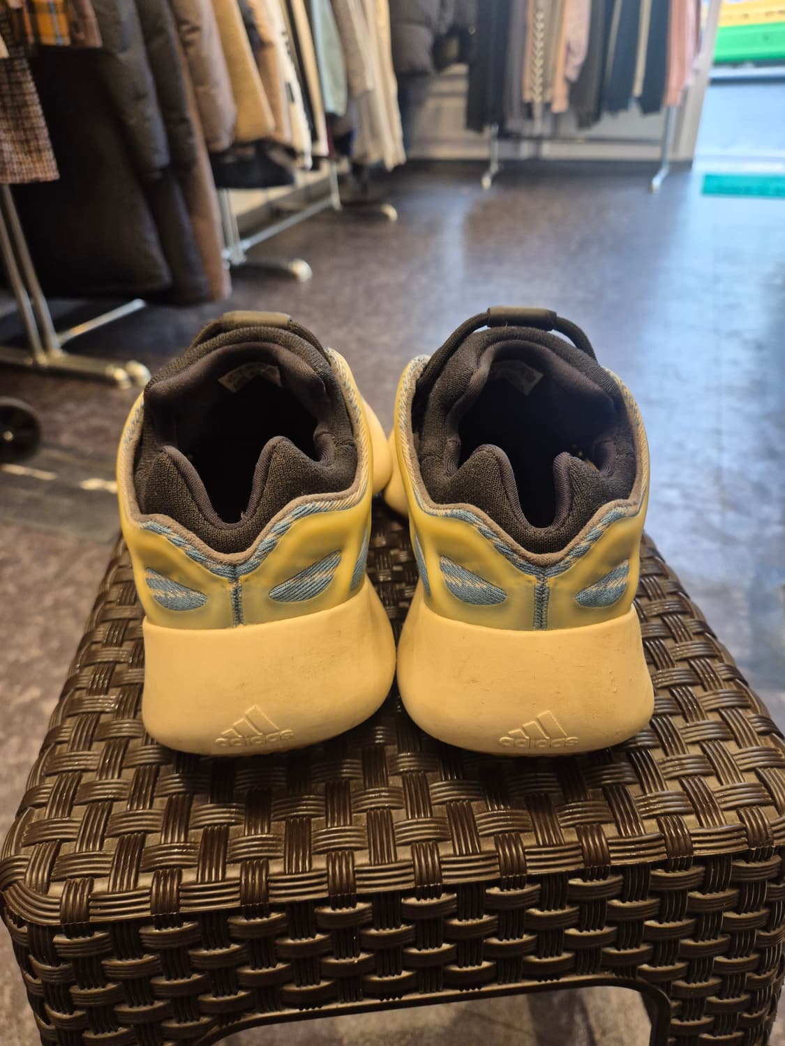 아디다스 이지 700 V3 '카이아나이트 (남여공용) 상품이미지2