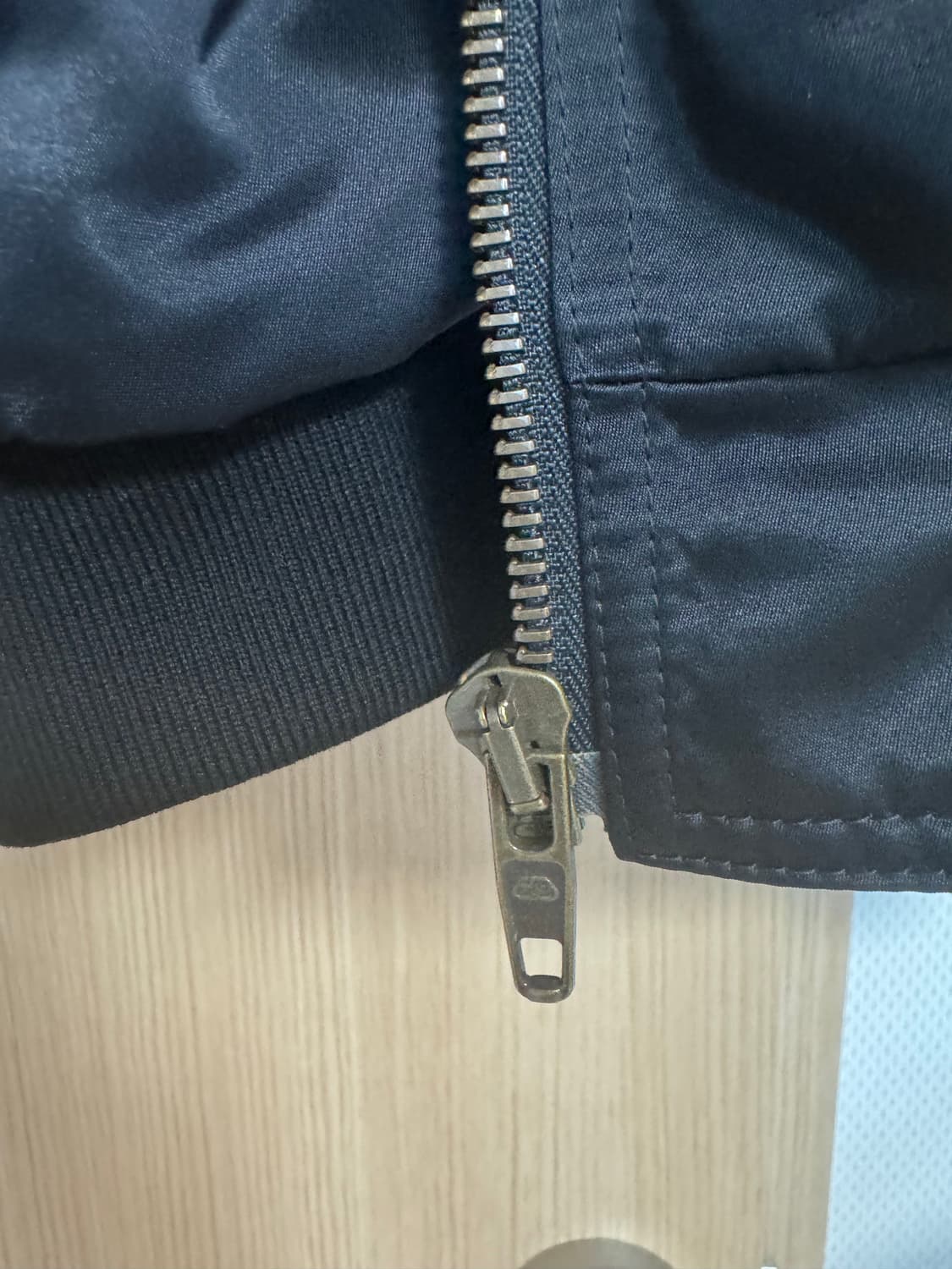 발렌시아가 마스터로고 봄버 자켓 팝니다. 상품이미지6