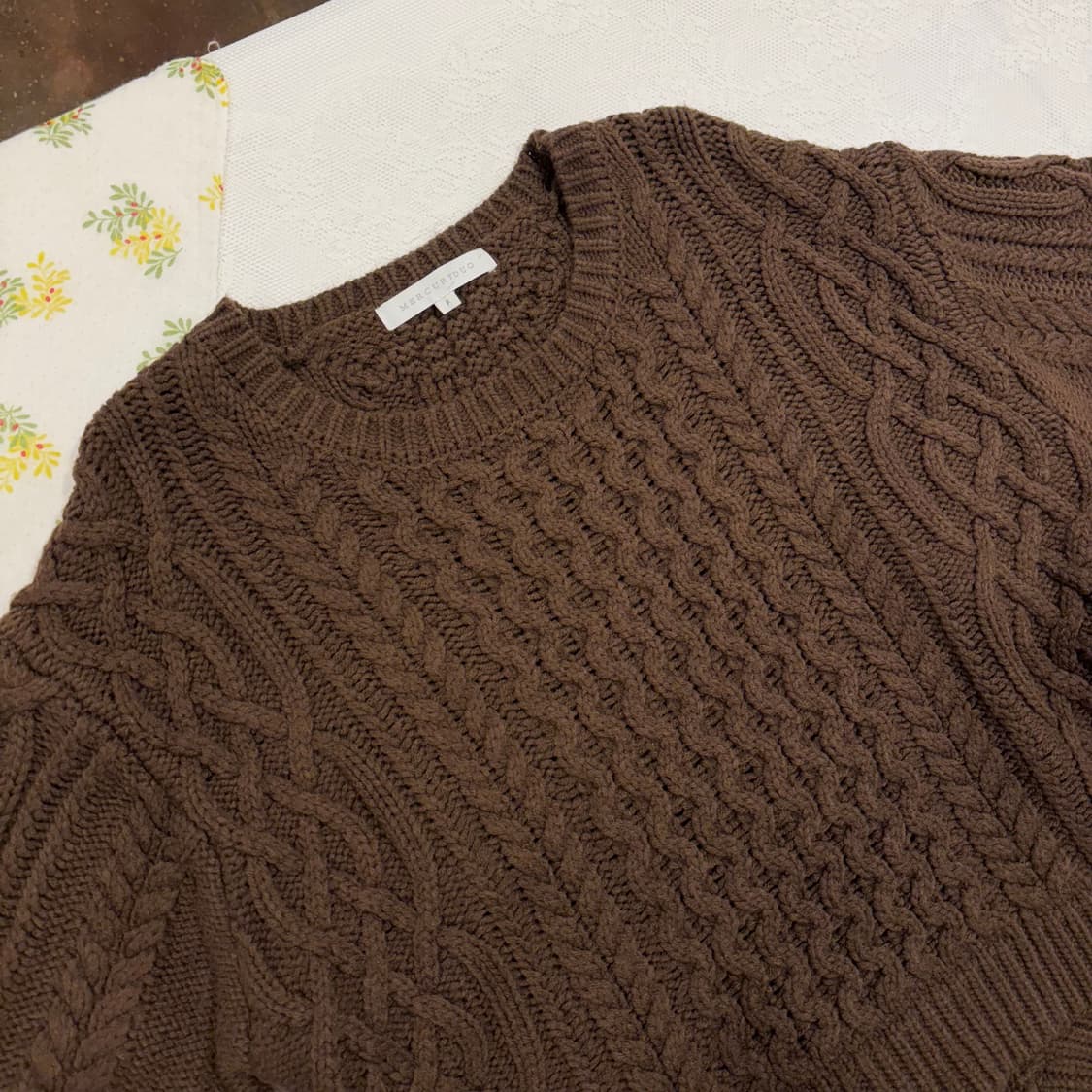 MERCURYDUO 머큐리듀오 뒷 절개 포인트 브라운 케이블 니트 상품이미지4