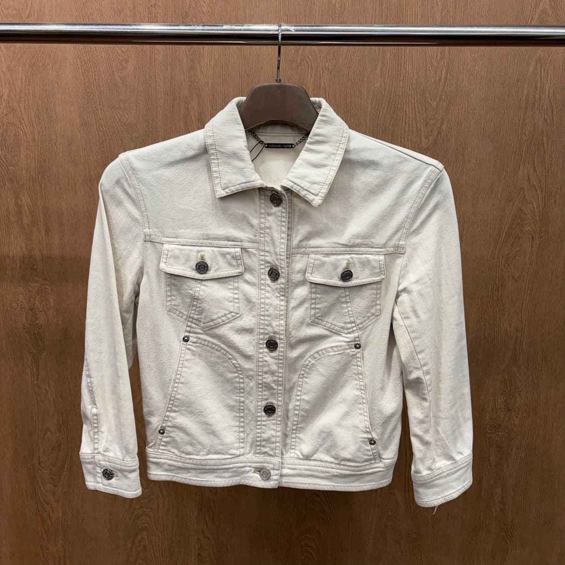 마이클코어스 스트레치 데님 트러커 자켓 스티치 메탈 버튼 디테일 화이트 상품이미지2