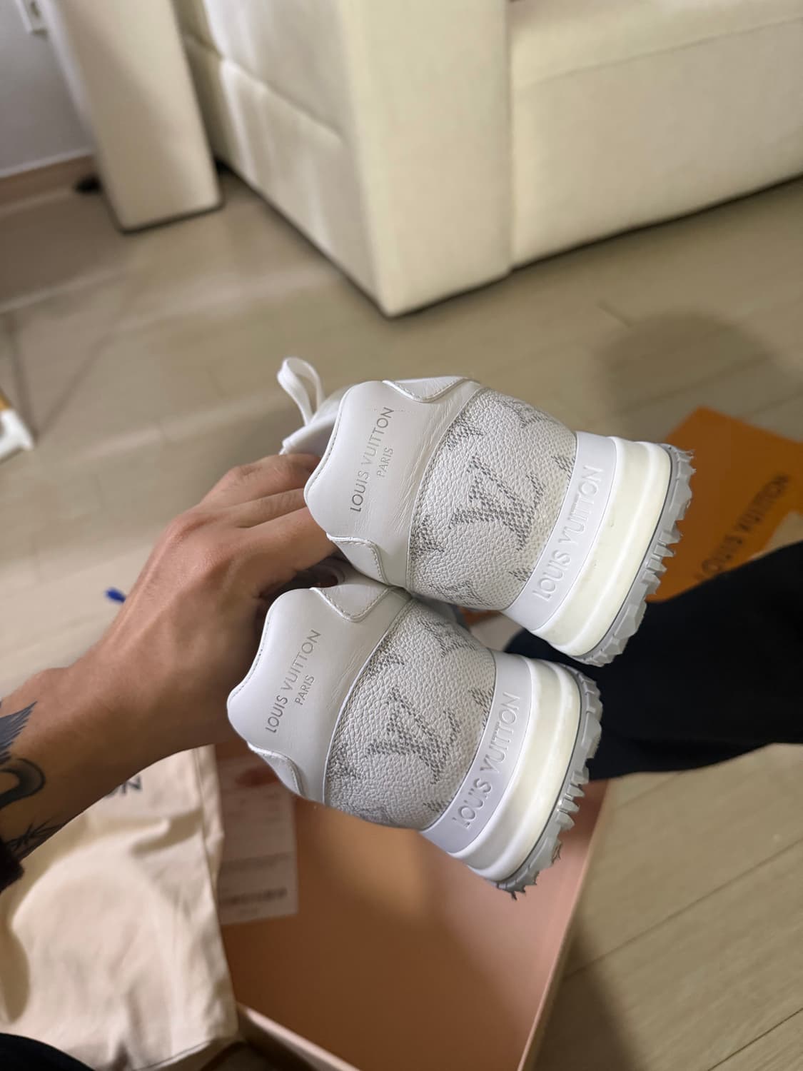 루이비통 런 어웨이 스니커즈  상품이미지9