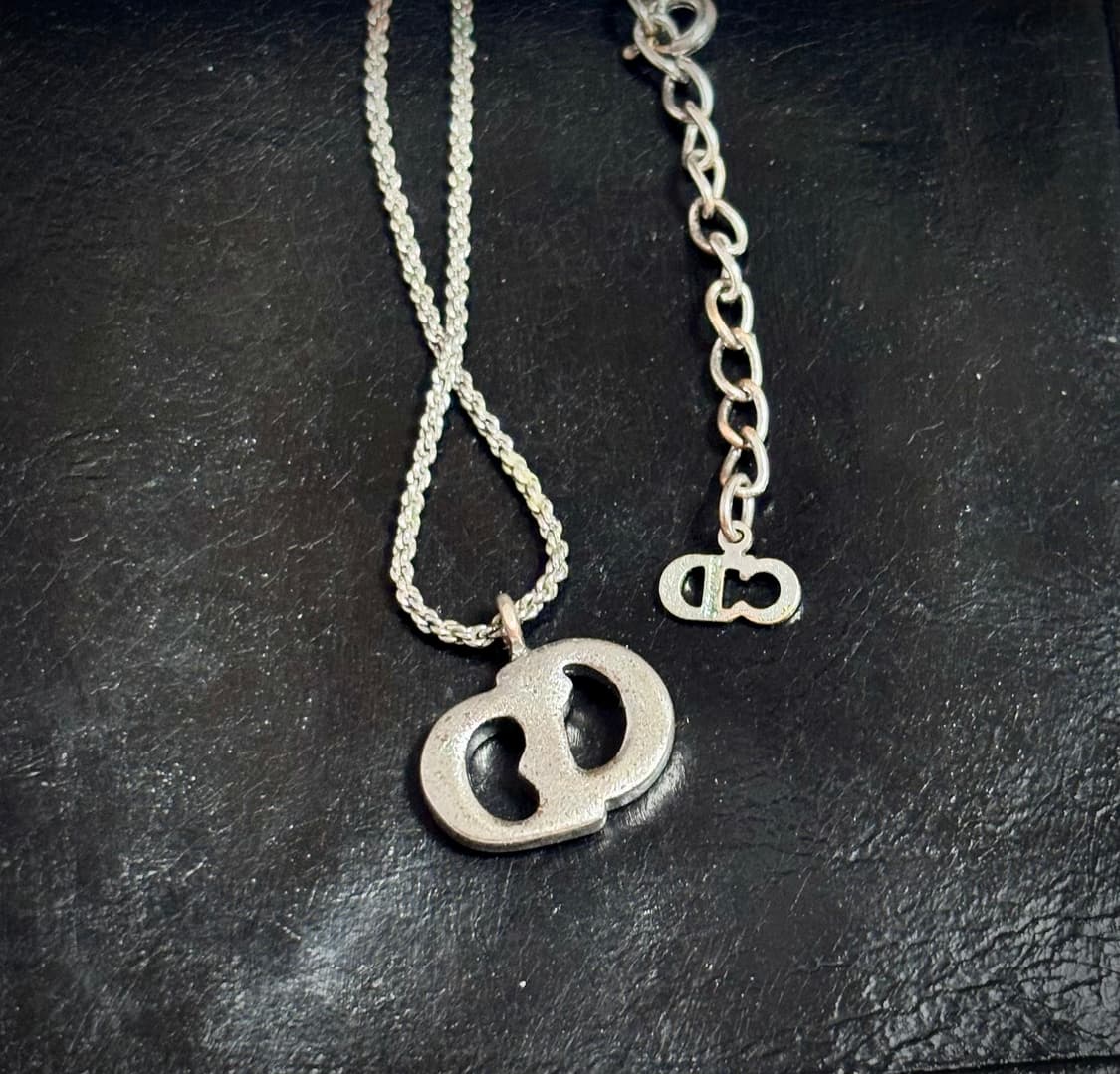 [착샷O,교환O]크리스찬 디올 CD 로고 예리 목걸이 (실버, 은장) 상품이미지3