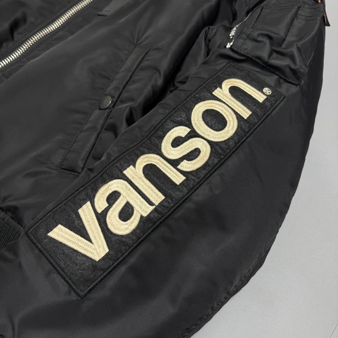 VANSON 블랙 패치로고 후면 스펠 페더 자수 MA-1 플라이트 자켓 상품이미지7