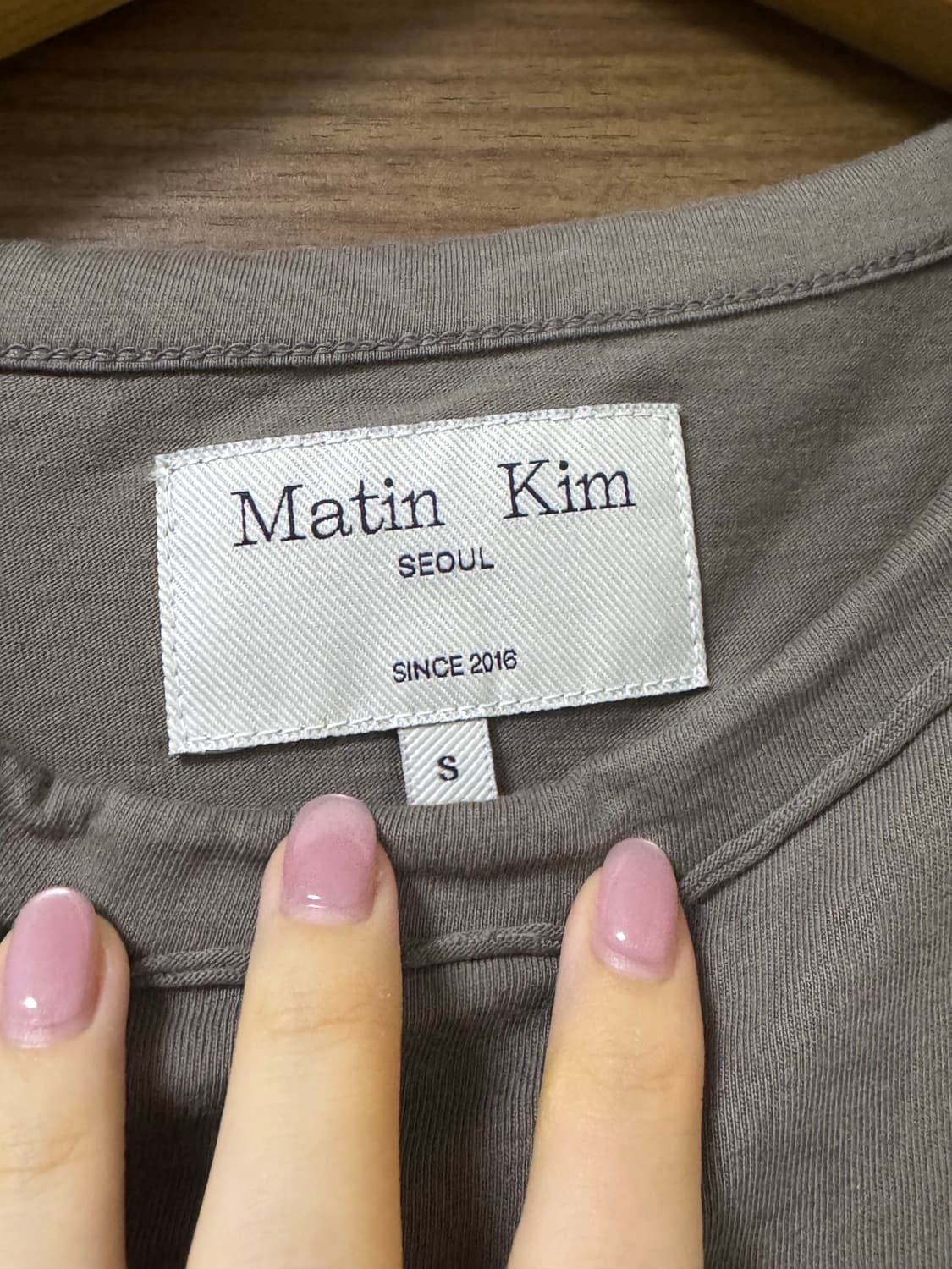 마뗑킴 반팔 티셔츠 LOGO CROP TOP IN CHARCOAL  상품이미지1