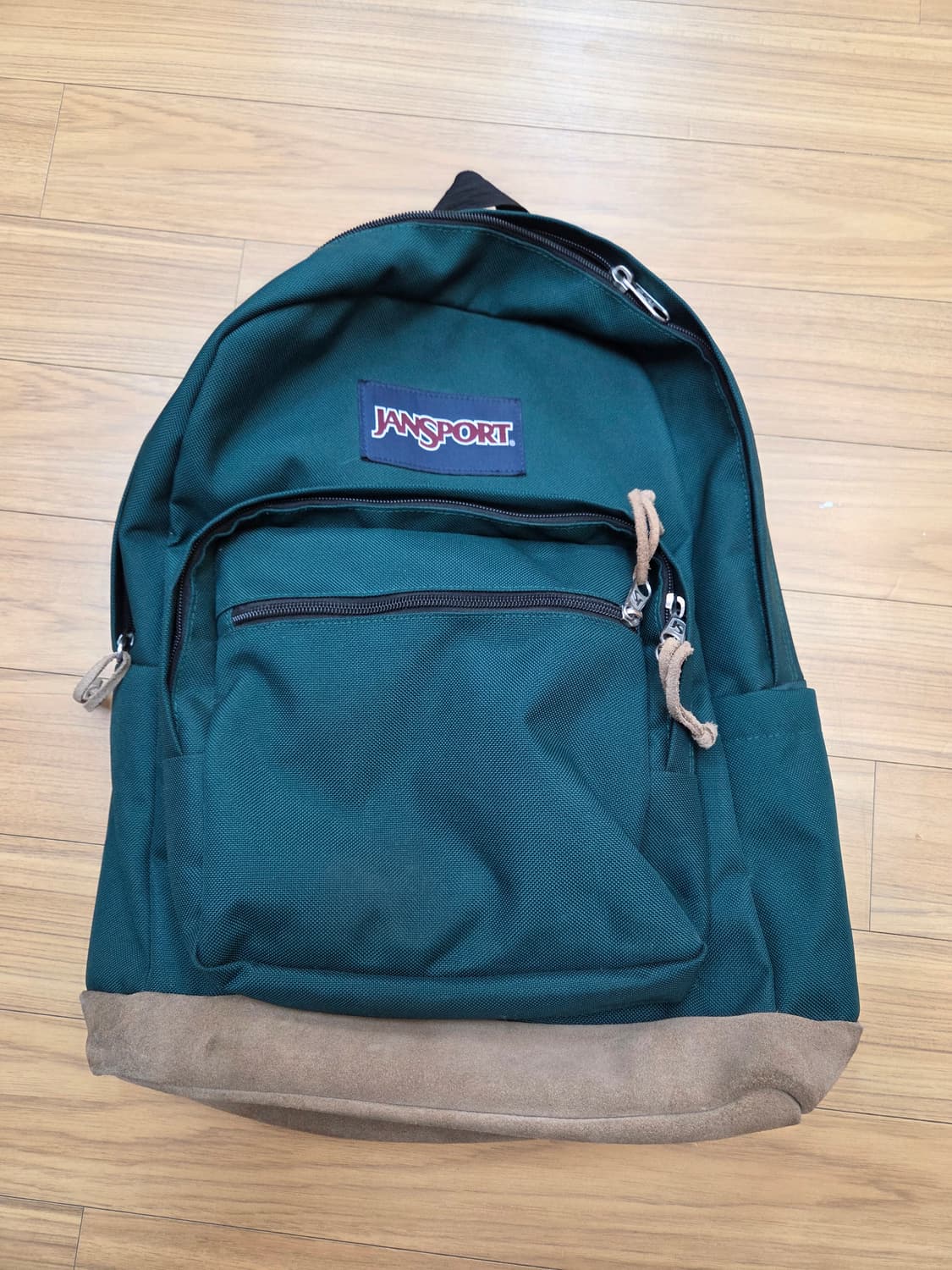 잔스포츠 백팩 JS0A4QVA 모델 판매합니다. 녹색 바탕에 하단 스웨이 상품이미지1