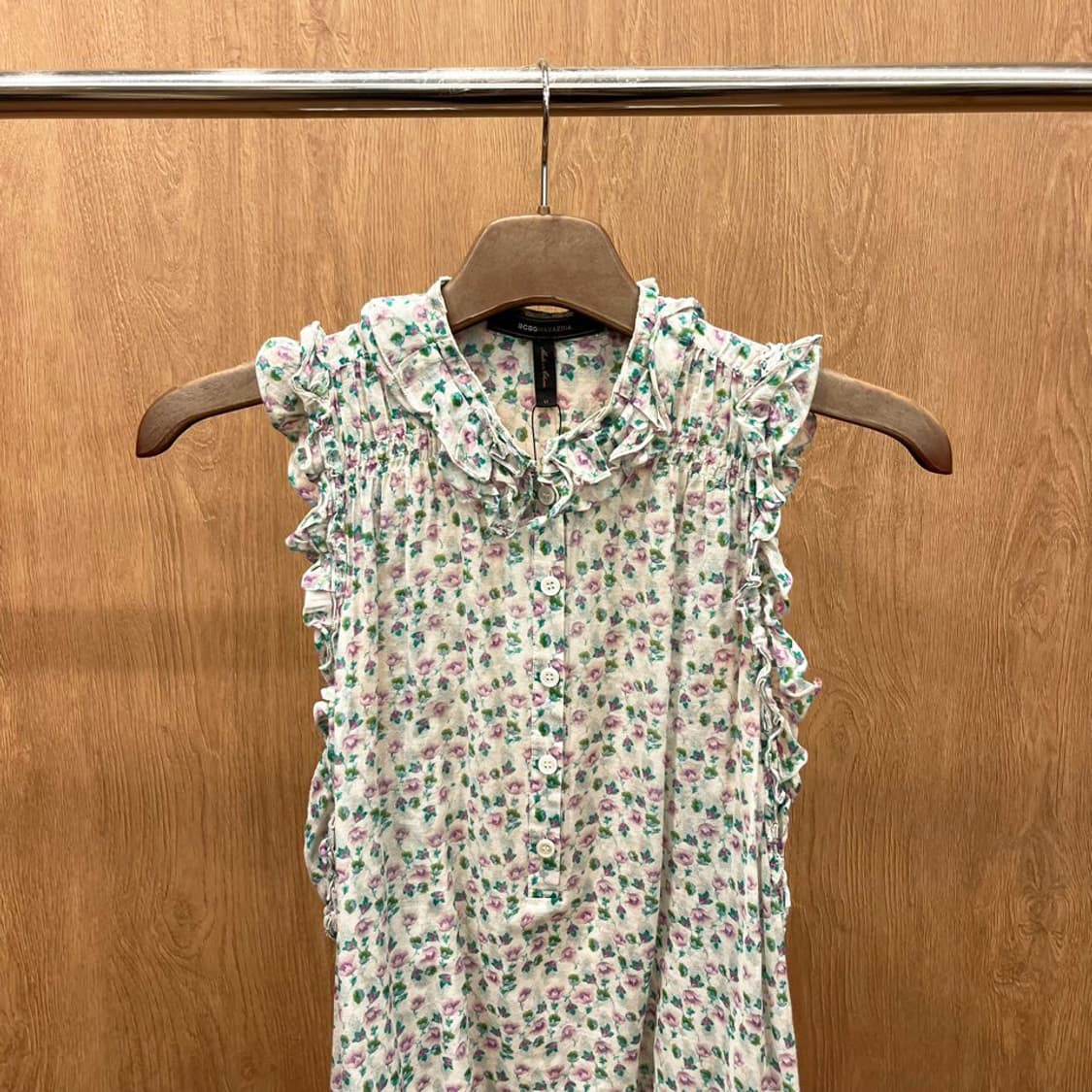 비씨비지 막스아즈리아 슬리브리스 블라우스 플라워 패턴 셔링 디테일 상품이미지4