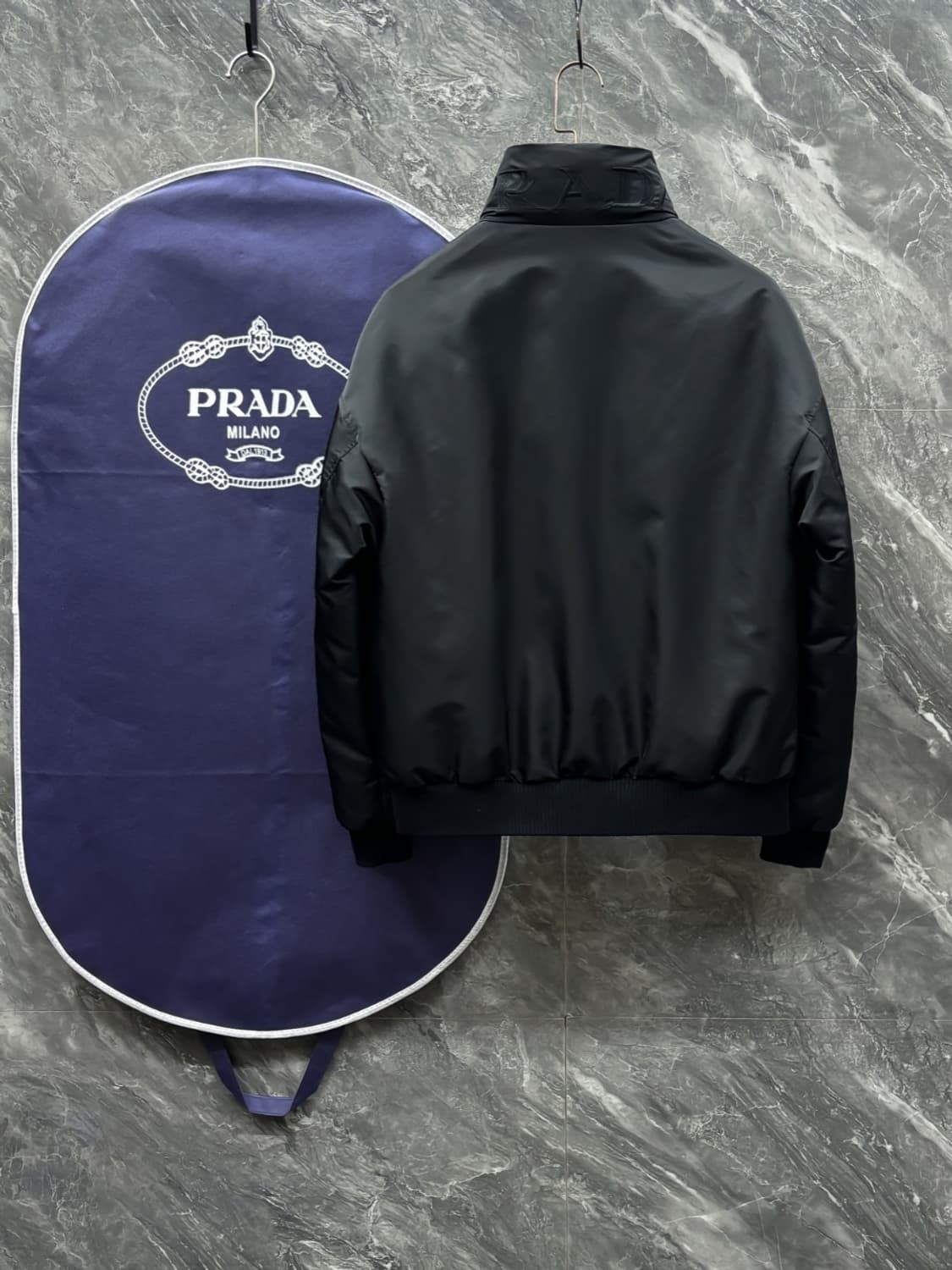 
프라다 리나일론 크롭 다운 재킷 블랙 상품이미지2