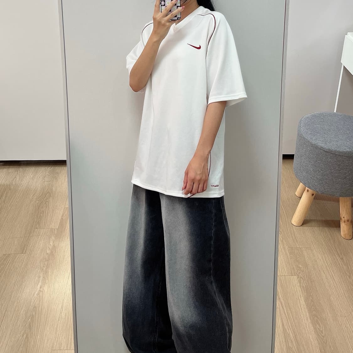 나이키 버건디 스우시 브이넥 화이트 반팔 티셔츠 상품이미지1