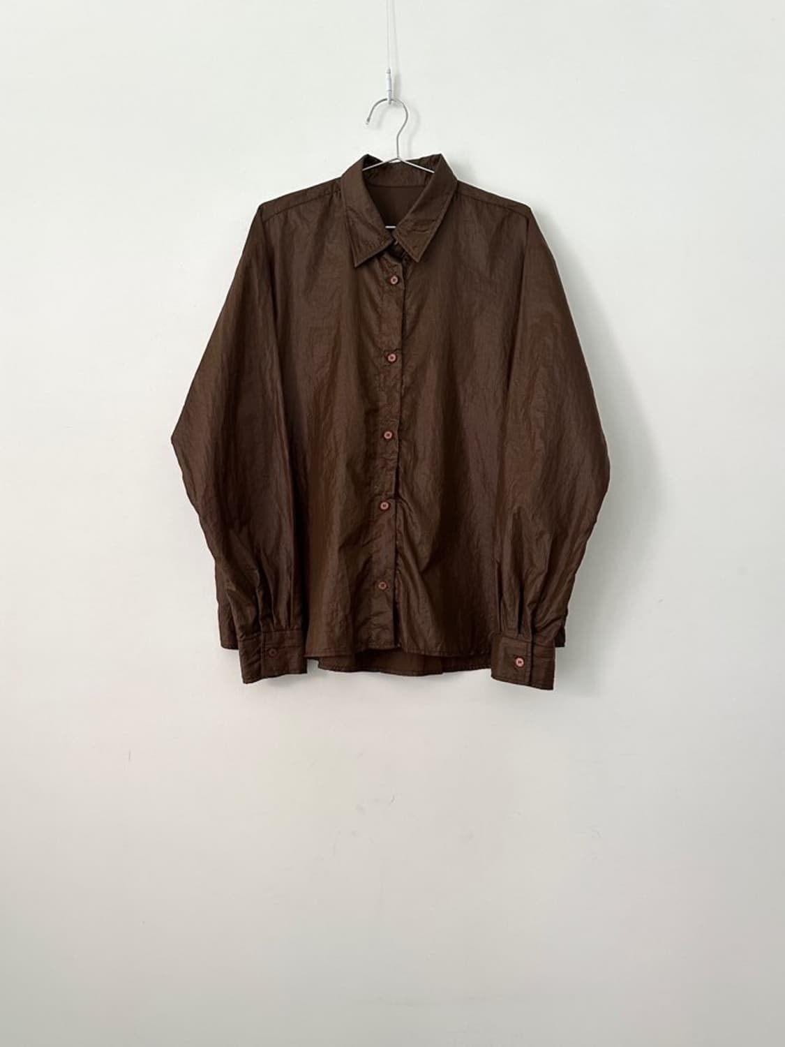 Crispy glossy shirt / brown 상품이미지3