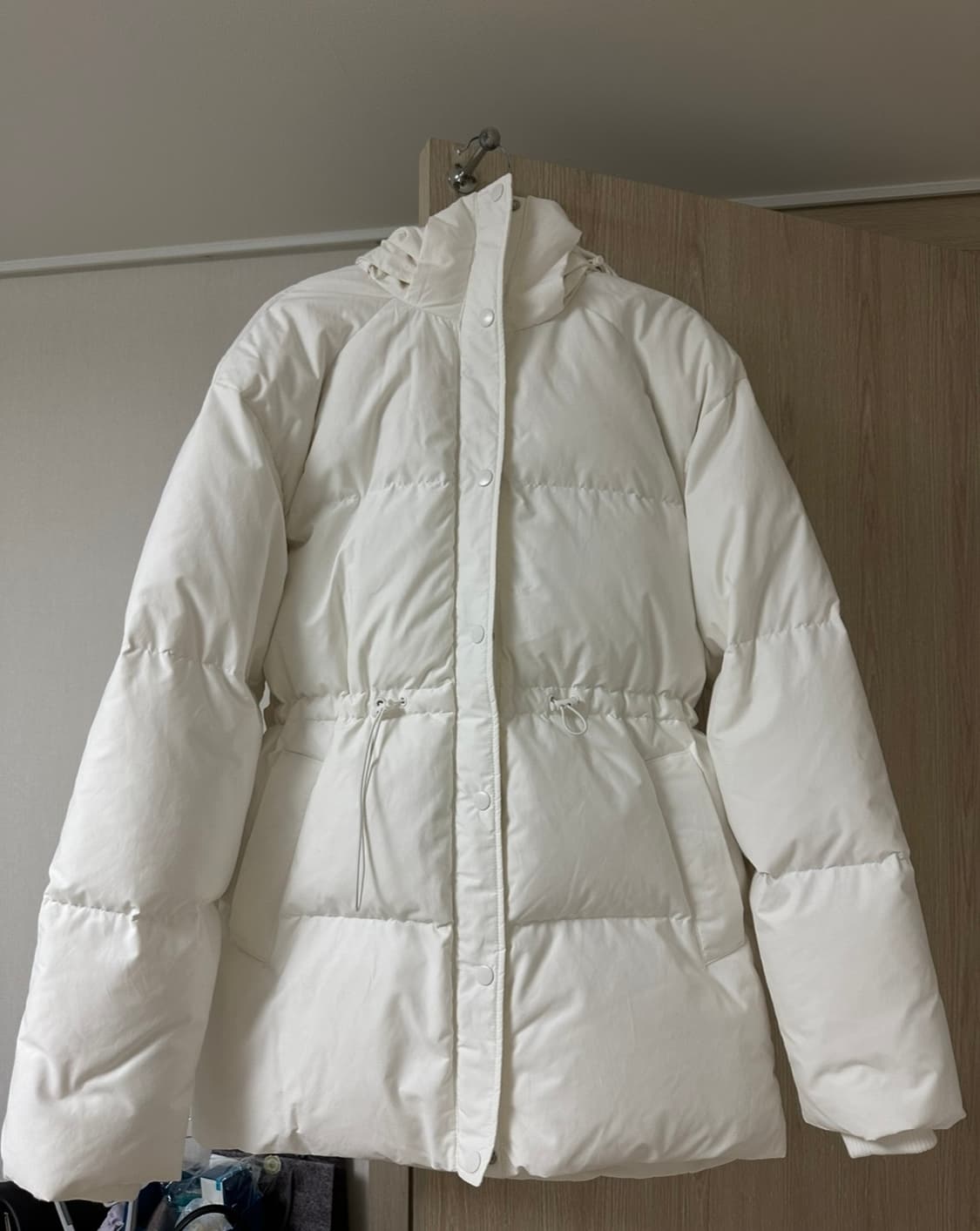 앤아더스토리즈 덕다운 흰색 스트링 패딩 상품이미지1