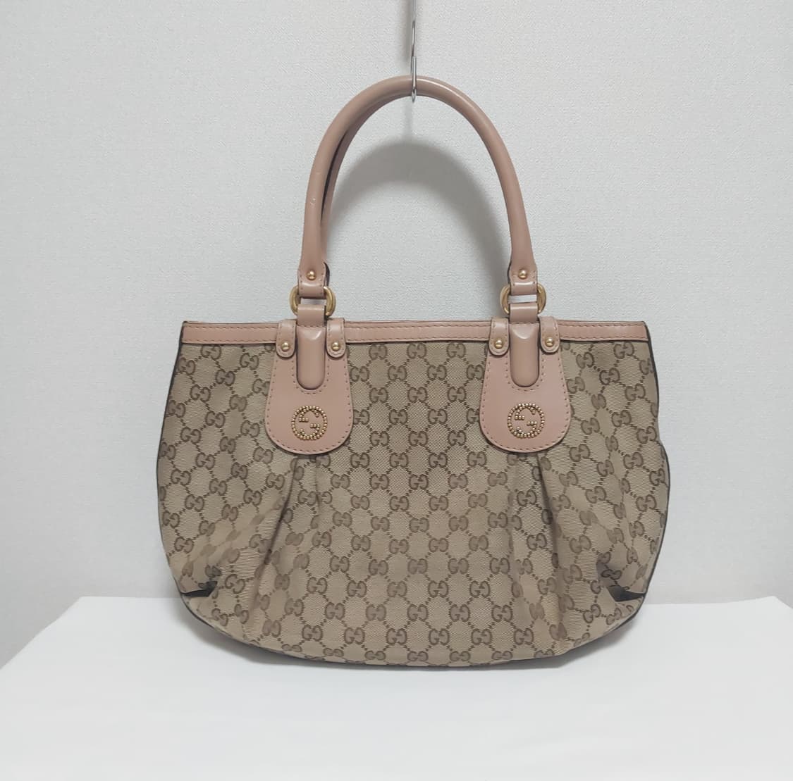 구찌 스칼렛 스터드 인터로킹 G 토트백 (정품) 상품이미지1