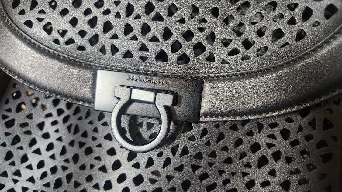 [정품] 급처 페라가모 소프트 소피아 레이저컷 토트백 블랙 상품이미지5