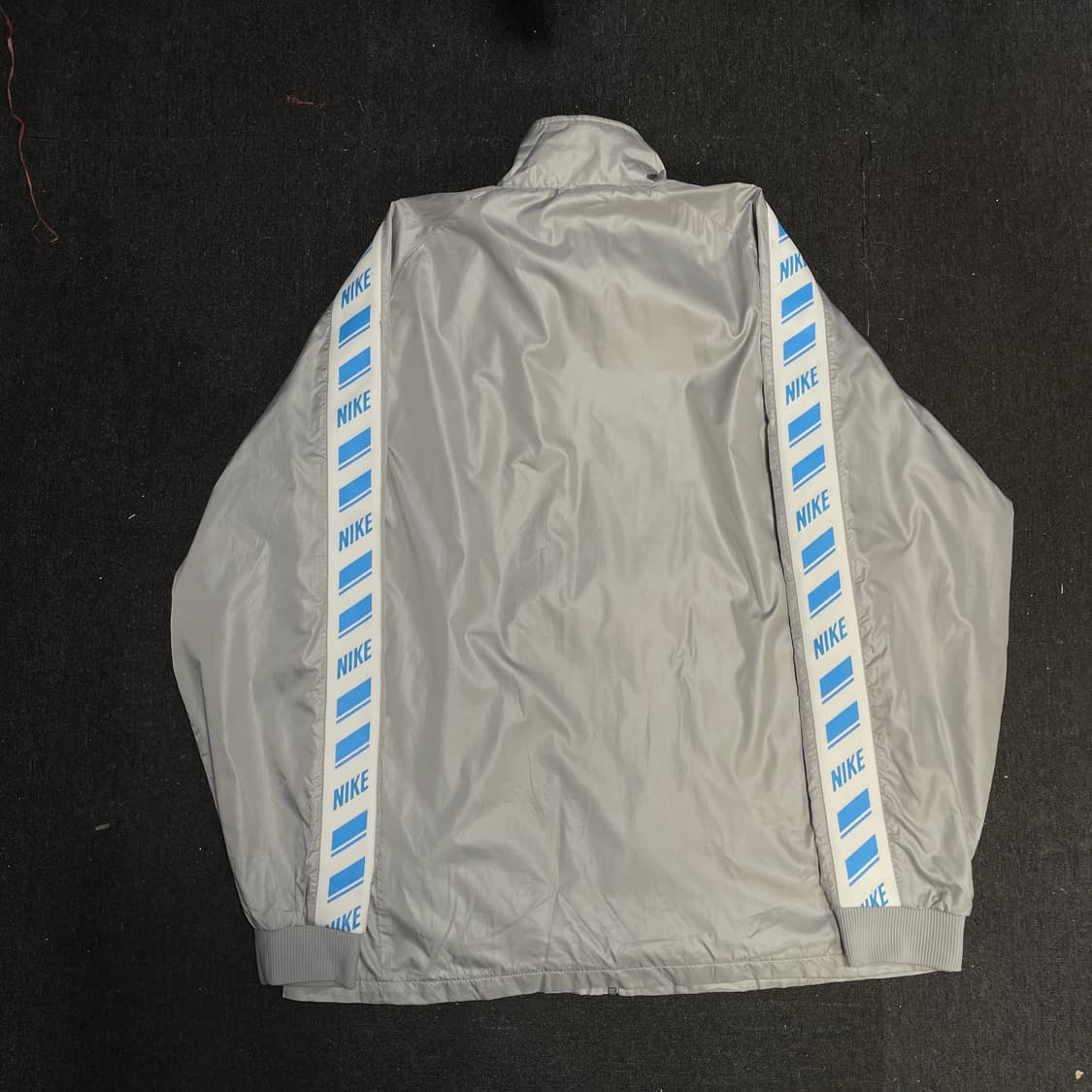 00s 나이키 올드스쿨 사이드로고 라이트 그레이 오버핏 바람막이 XXL 상품이미지3
