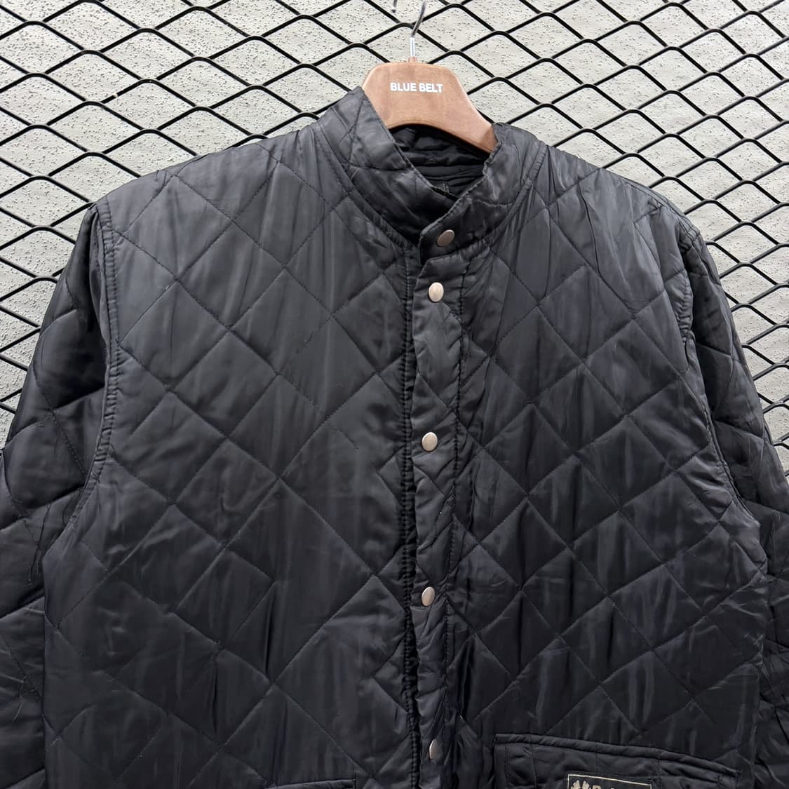 벨스타프 퀼팅 누빔자켓 로고패치 밑단버튼 디테일 블랙 상품이미지4
