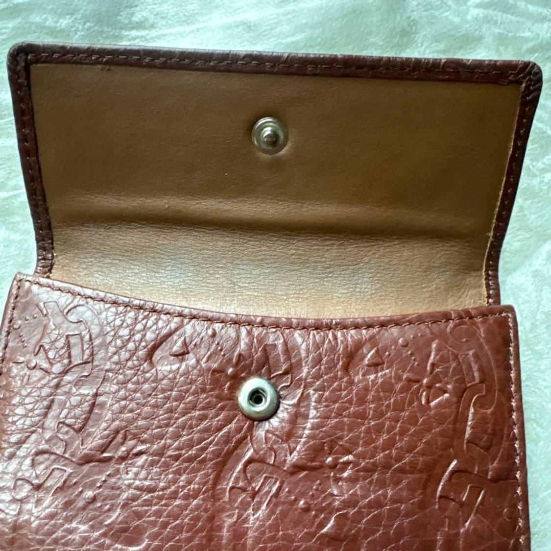 비비안 웨스트우드 ob엠보싱 패턴 레더 지갑 상품이미지6