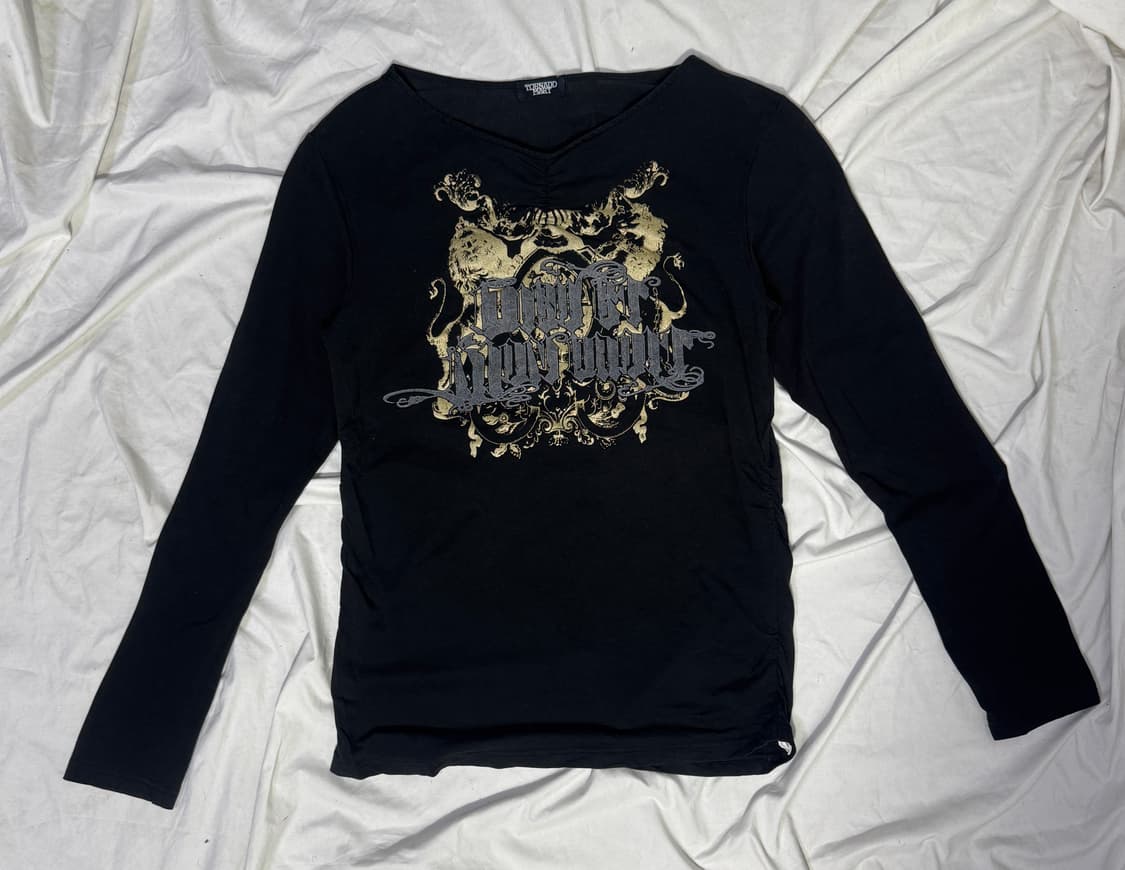 토네이도마트 셔링 디테일 레터링 롱슬리브 상품이미지1