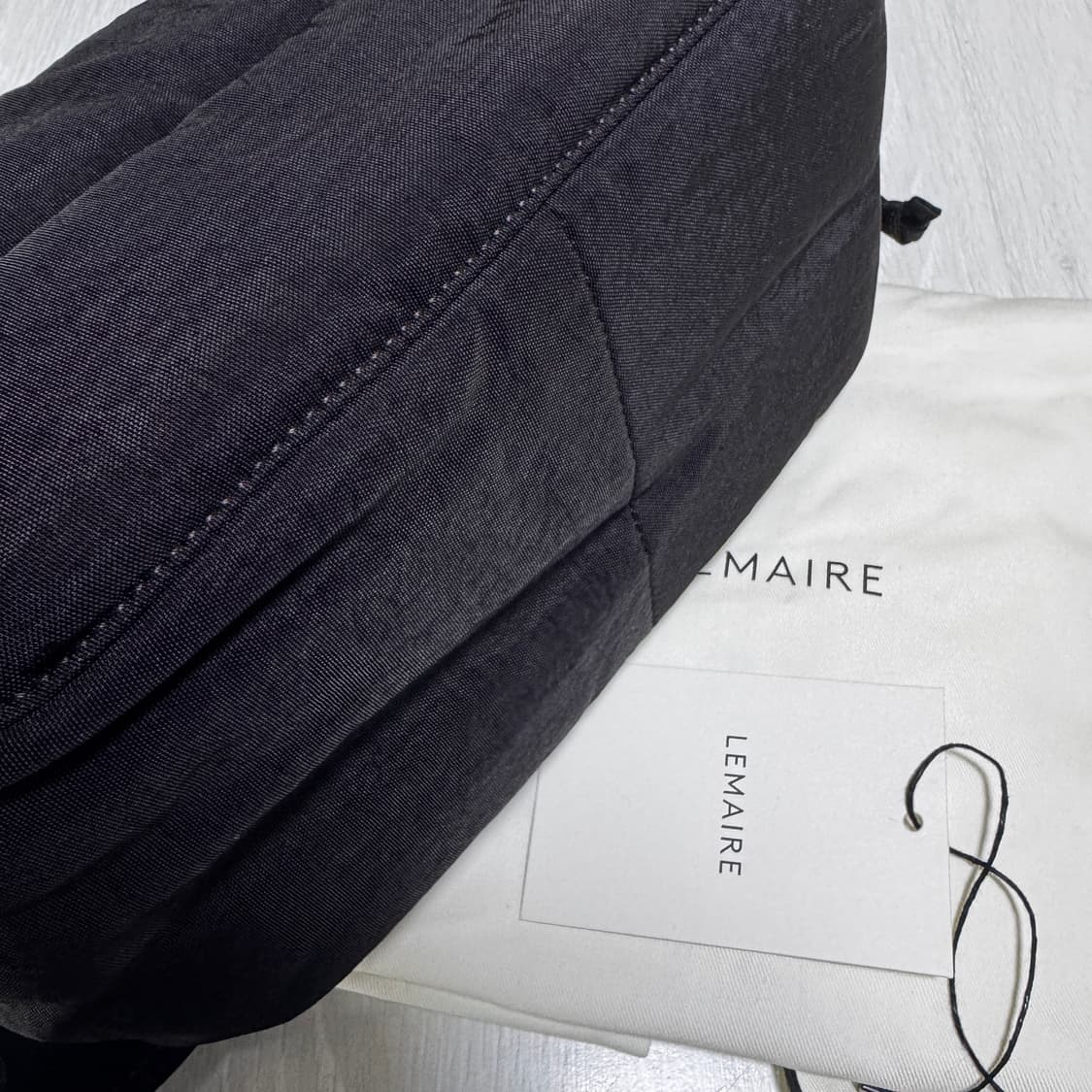 르메르 소프트 게임백 미디움 다크초코 색상 팝니다! 상품이미지2