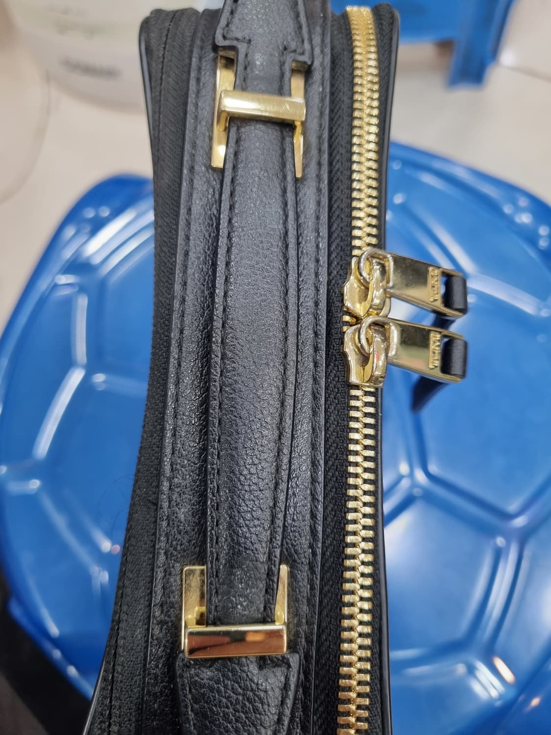 투미 블랙 가죽 크로스백 상품이미지4