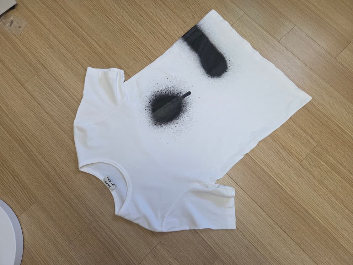 Acne Studios 아크네 스프레이 페인팅 크루넥 반팔 티셔츠
 상품이미지8