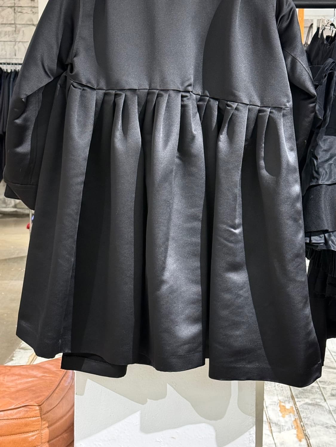 꼼데가르송 블랙 비대칭 새틴 버튼업 미디 드레스 상품이미지6