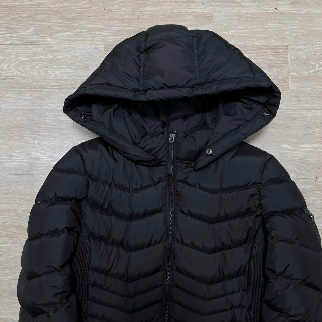 게스 여성 덕다운 와펜 쉐브론 롱패딩 점퍼 [블랙] S/90 상품이미지2