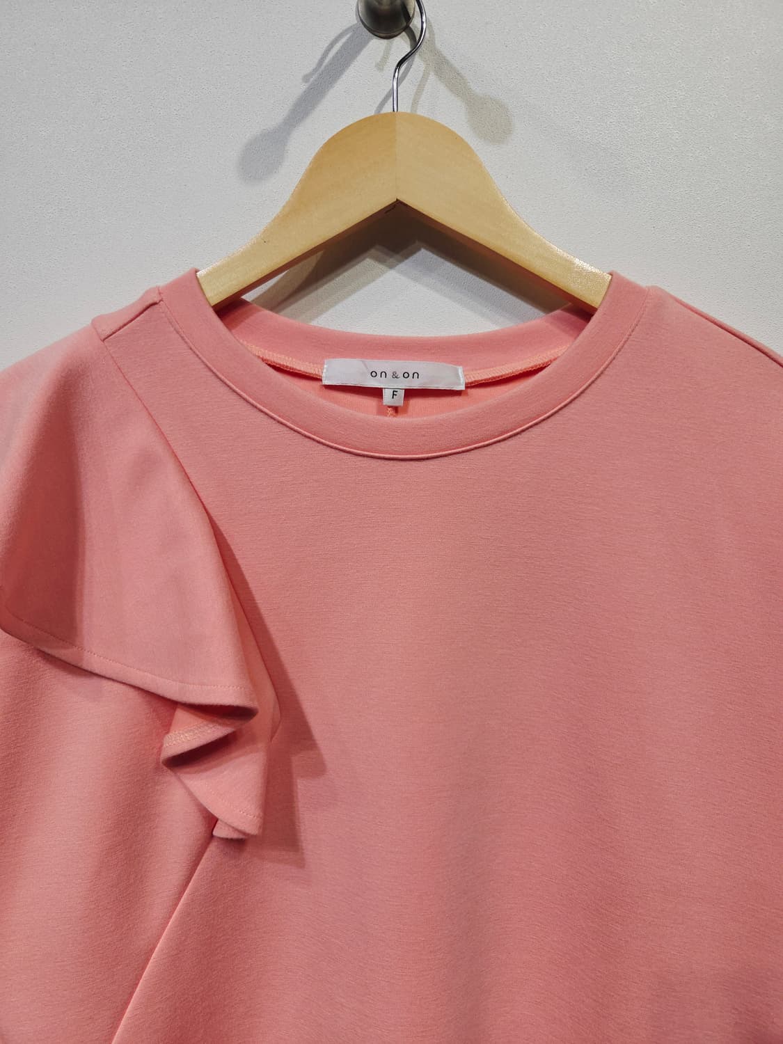 on & on 온앤온 핑크 러플 포인트 반팔티 상품이미지3